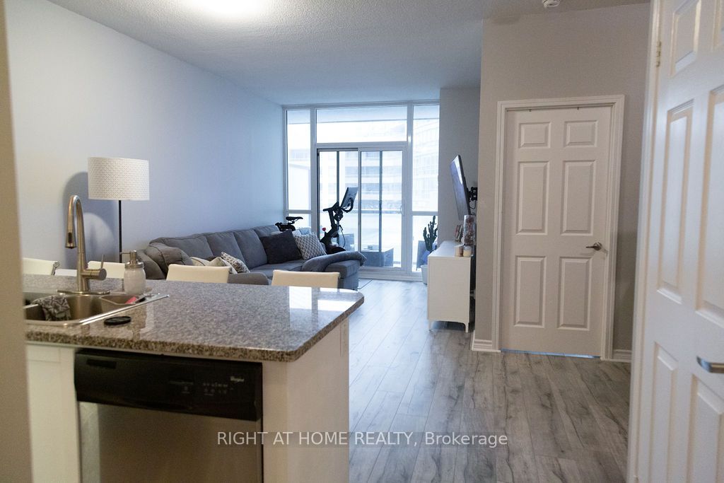 19 Grand Trunk Crescent 305, Toronto, ON M5J 3A3 photo 3