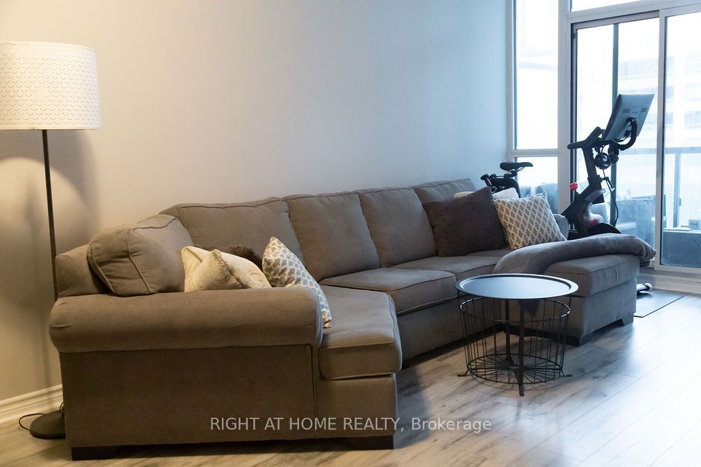 19 Grand Trunk Crescent 305, Toronto, ON M5J 3A3 photo 4