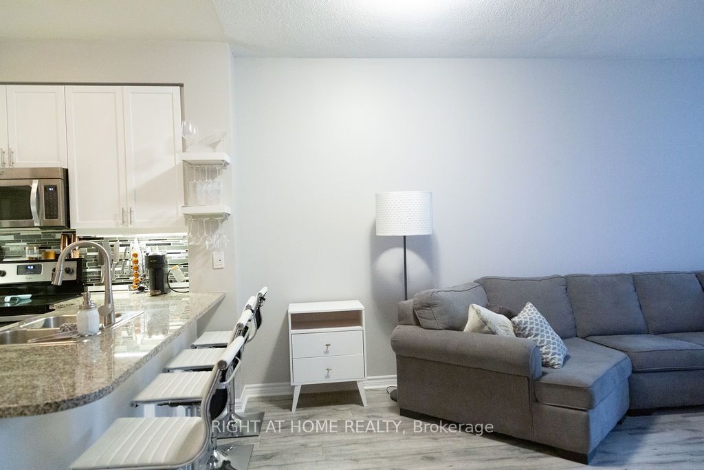 19 Grand Trunk Crescent 305, Toronto, ON M5J 3A3 photo 5