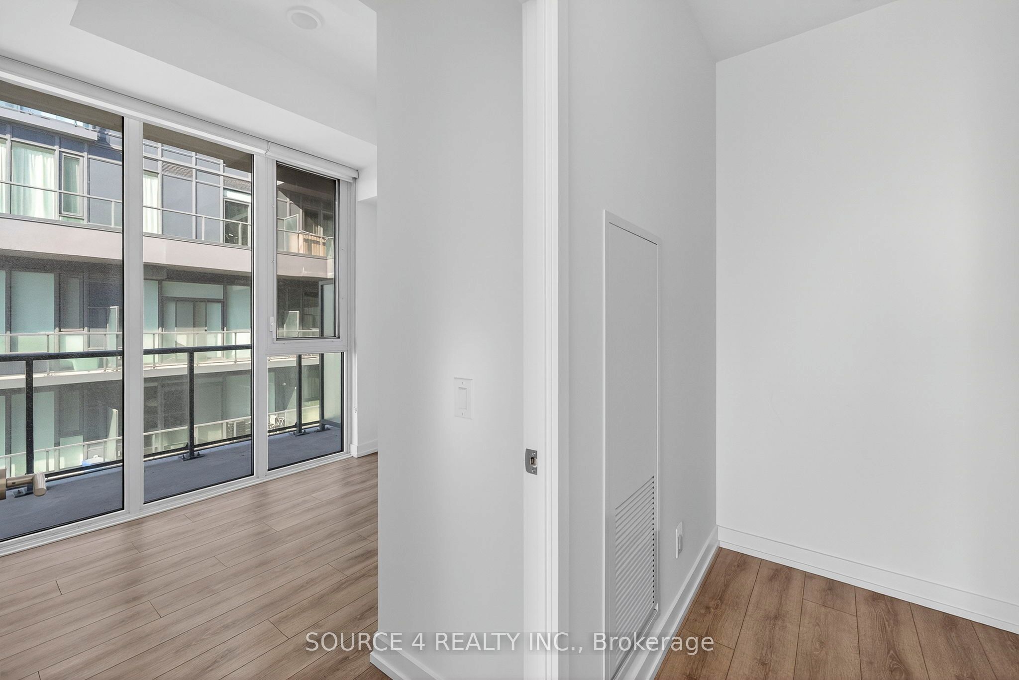 500 Dupont Street 717, Toronto, ON M6G 0B8 photo 2