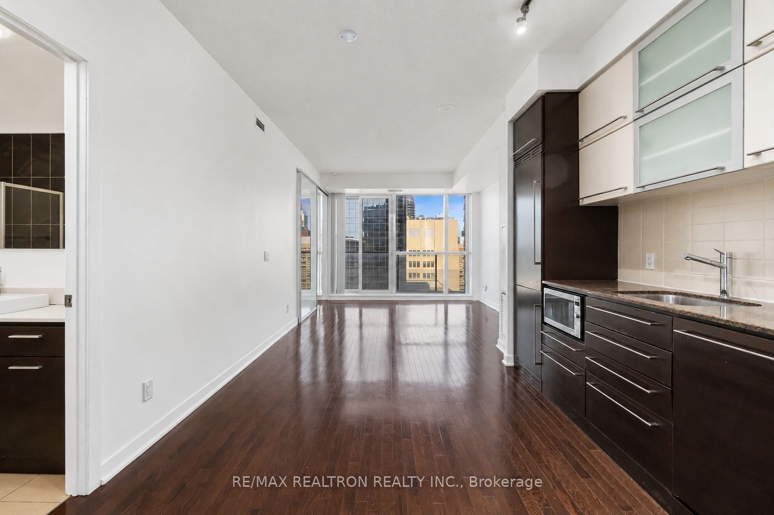 770 Bay Street 1402, Toronto, ON M5G 1N6 photo 2