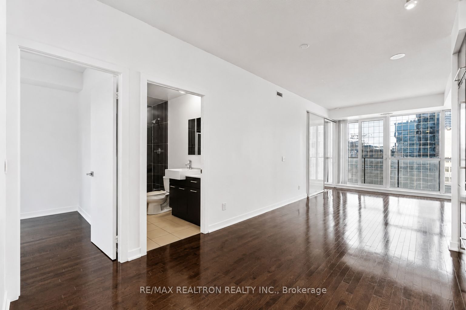 770 Bay Street 1402, Toronto, ON M5G 1N6 photo 3