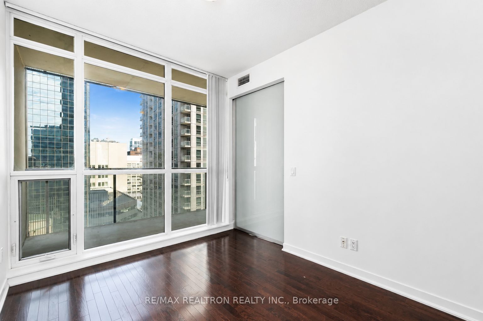 770 Bay Street 1402, Toronto, ON M5G 1N6 photo 5