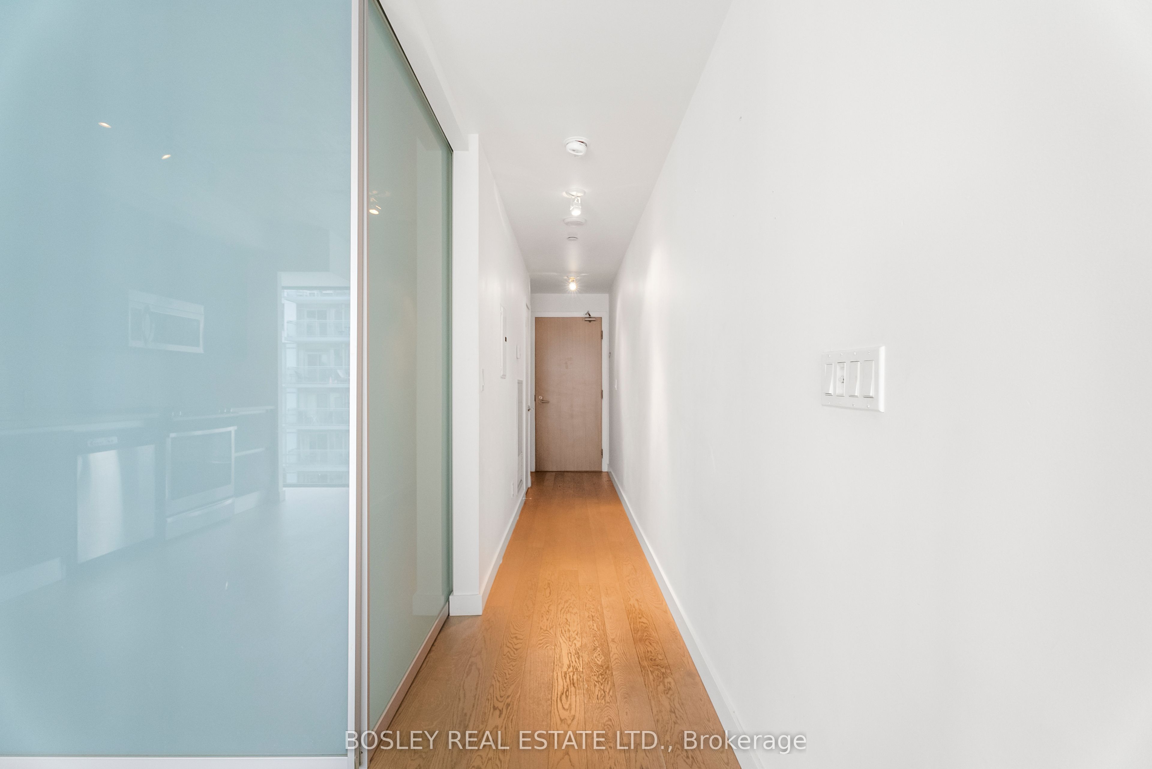 111 Bathurst Street 1007, Toronto, ON M5V 2R1 photo 4