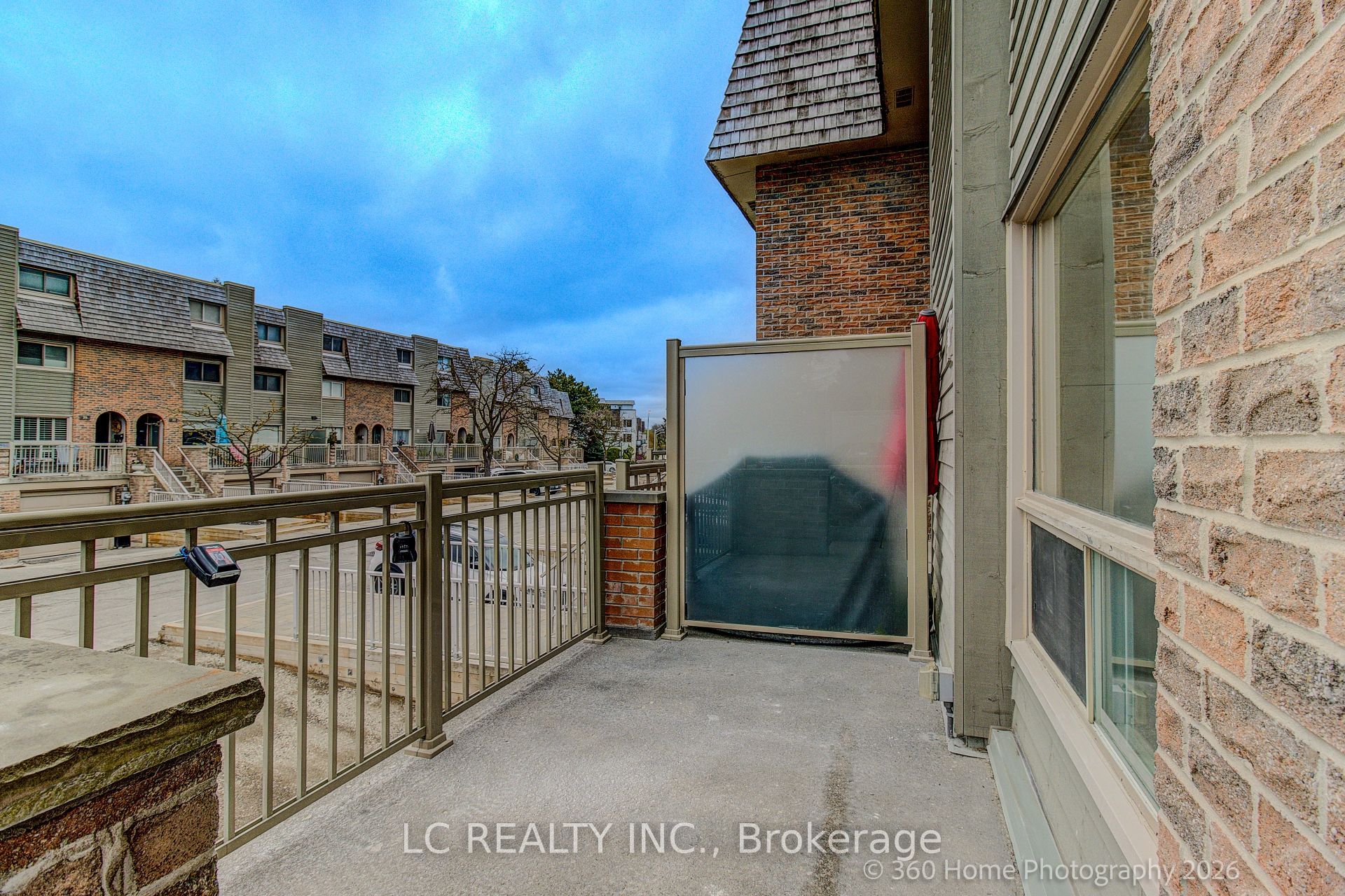 70 Dutch myrtle Way, Toronto, ON M3B 3K8 photo 2