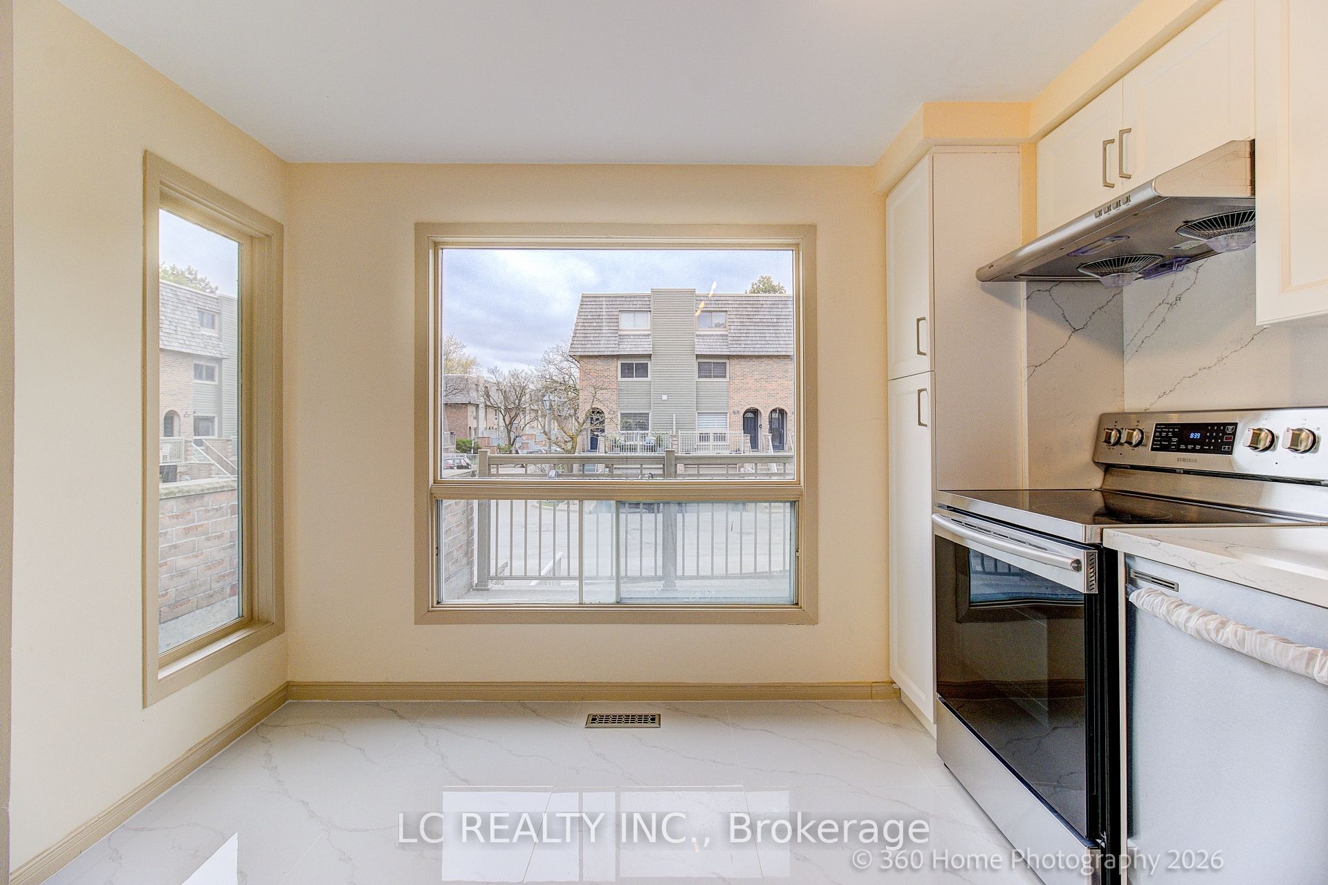 70 Dutch myrtle Way, Toronto, ON M3B 3K8 photo 3