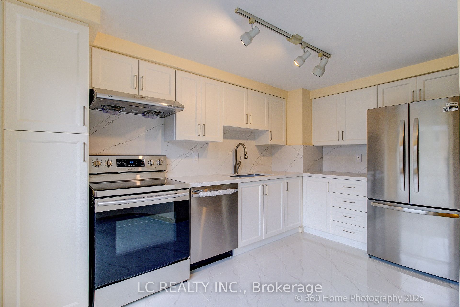 70 Dutch myrtle Way, Toronto, ON M3B 3K8 photo 4