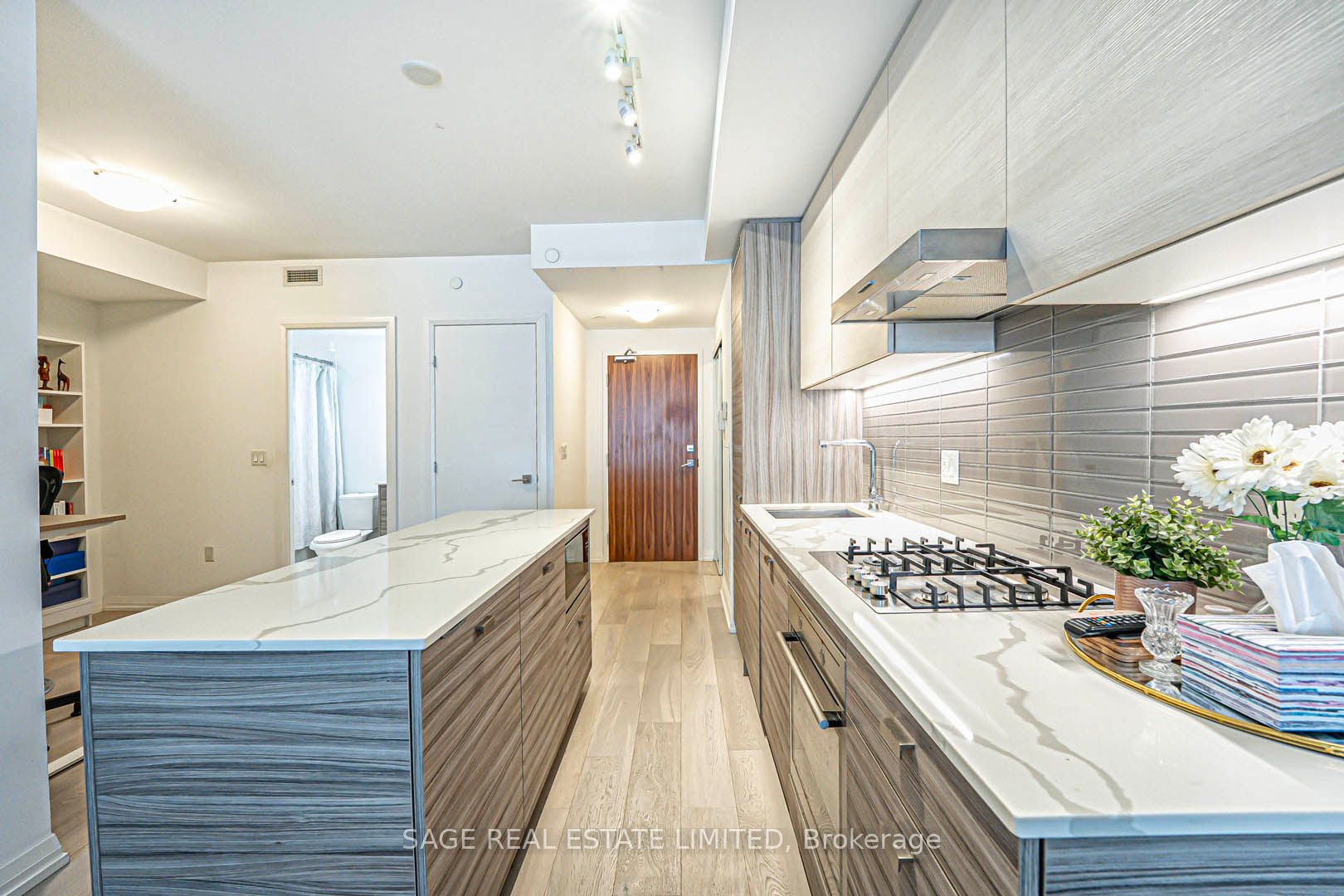 835 St Clair Avenue W 406, Toronto, ON M6C 0A8 photo 3