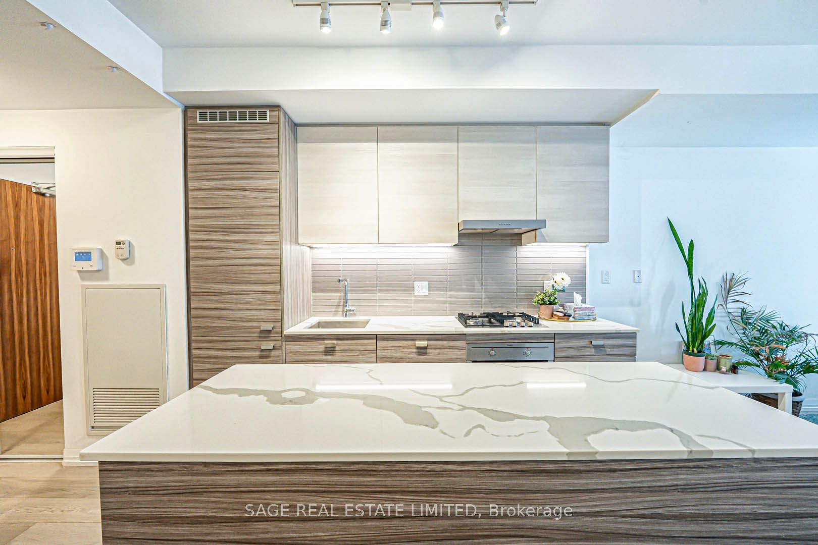 835 St Clair Avenue W 406, Toronto, ON M6C 0A8 photo 5