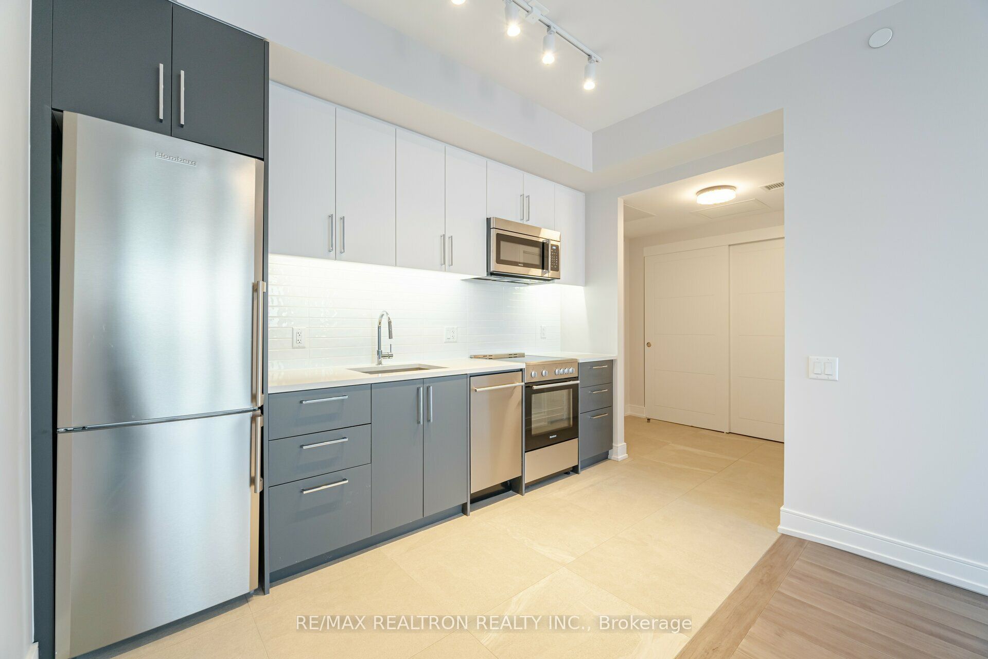 2525 Bathurst Street 410, Toronto, ON M6B 2Y9 photo 2