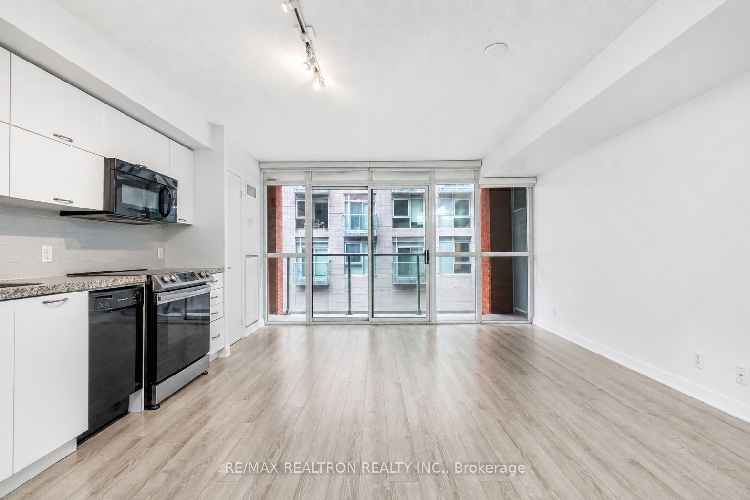 21 Nelson Street 309, Toronto, ON M5V 3H9 photo 2
