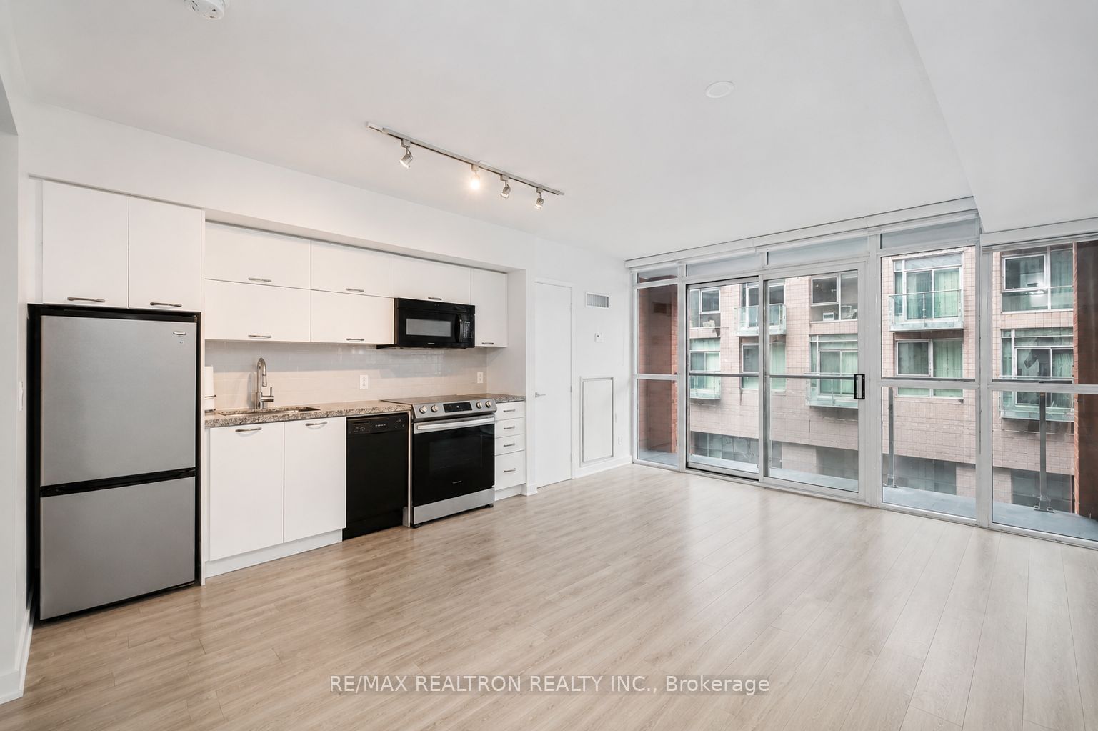 21 Nelson Street 309, Toronto, ON M5V 3H9 photo 3