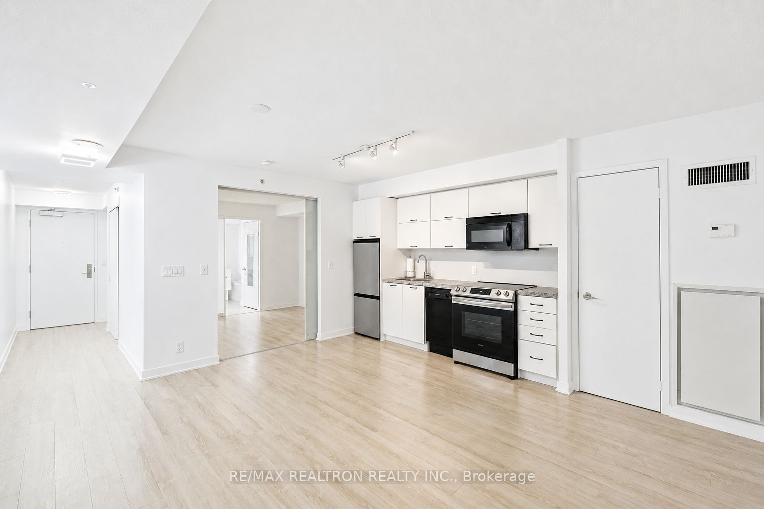 21 Nelson Street 309, Toronto, ON M5V 3H9 photo 4