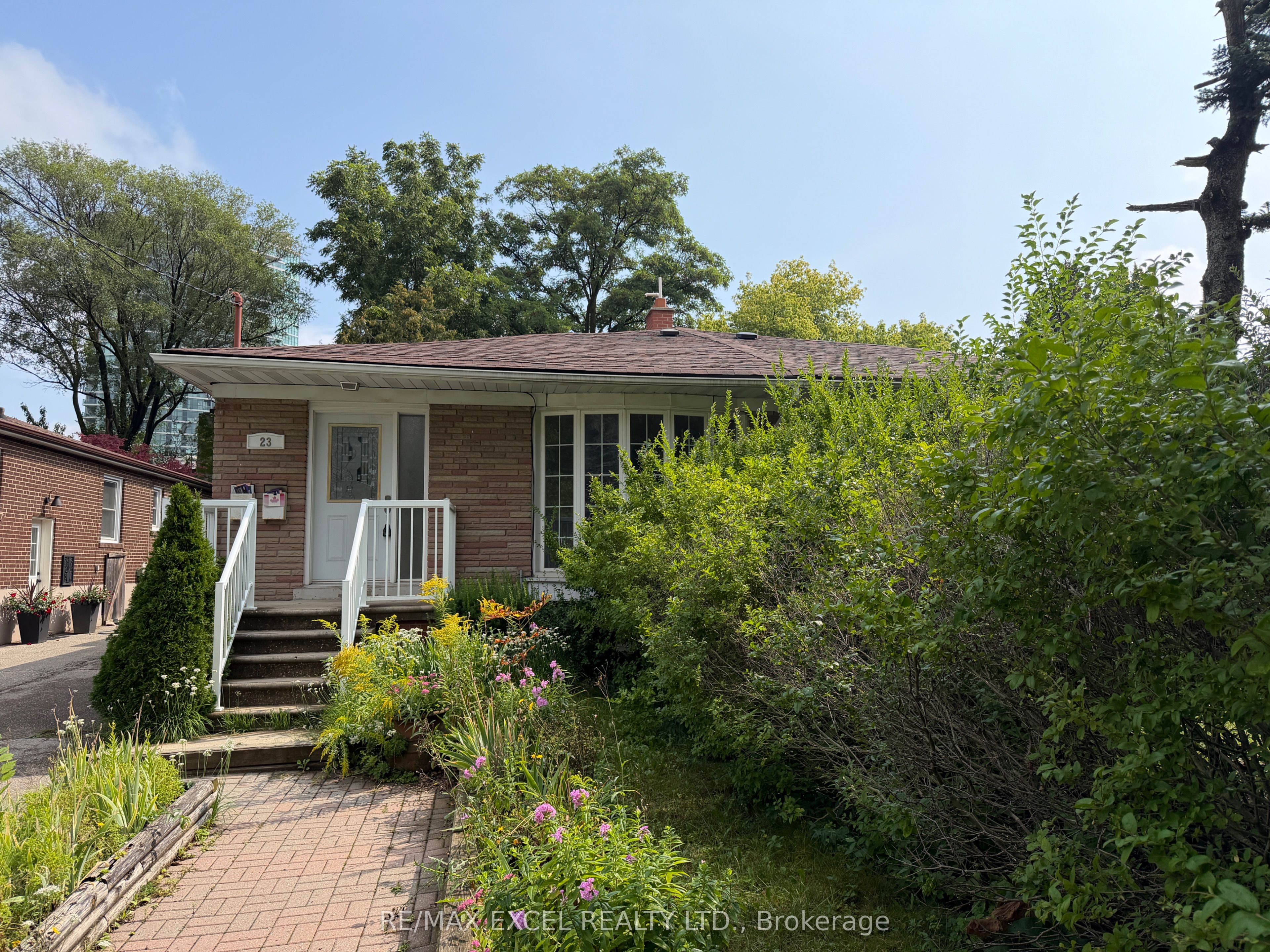 23 Linelle Street Main, Toronto, ON M2N 2J4