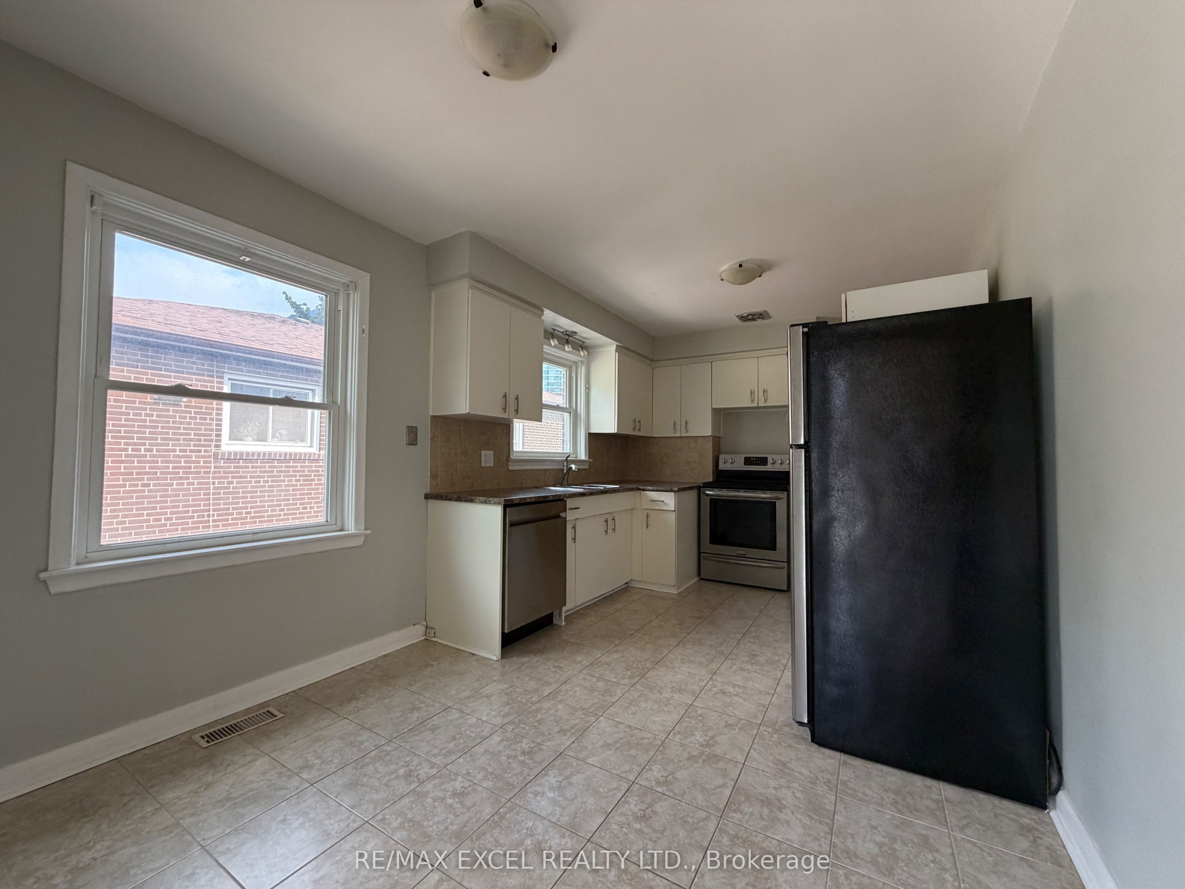23 Linelle Street Main, Toronto, ON M2N 2J4 photo 3