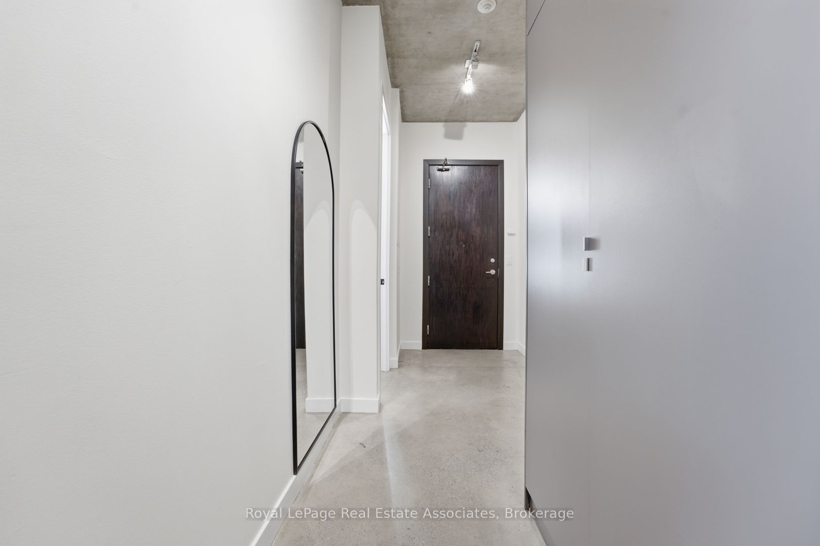 19 Brant Street 204, Toronto, ON M5V 2L2 photo 2