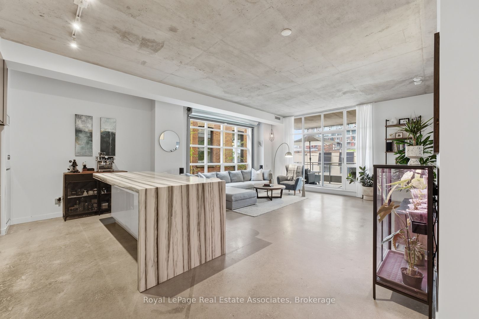 19 Brant Street 204, Toronto, ON M5V 2L2 photo 4