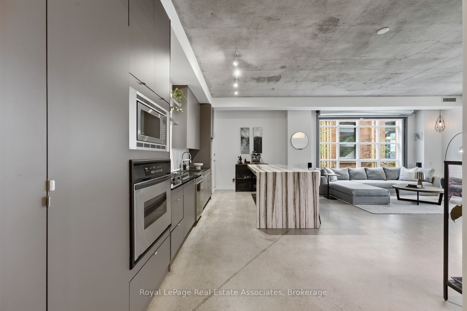 19 Brant Street 204, Toronto, ON M5V 2L2 photo 5