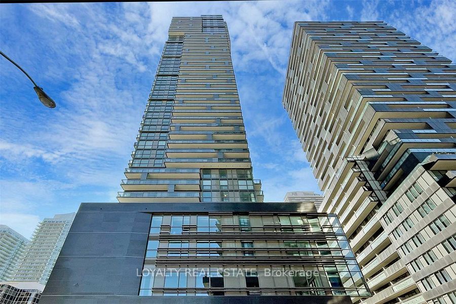 39 Roehampton Avenue 1409, Toronto, ON M4P 1P9 photo 2