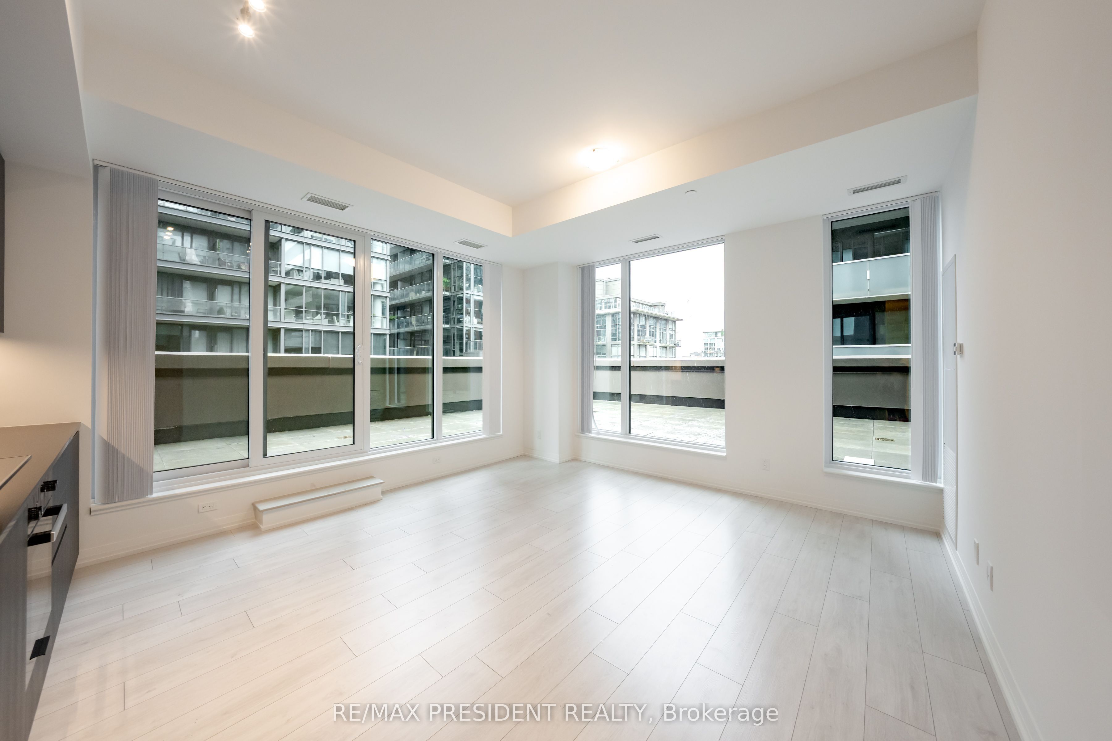 400 King Street W 822, Toronto, ON M5V 1K2 photo 2