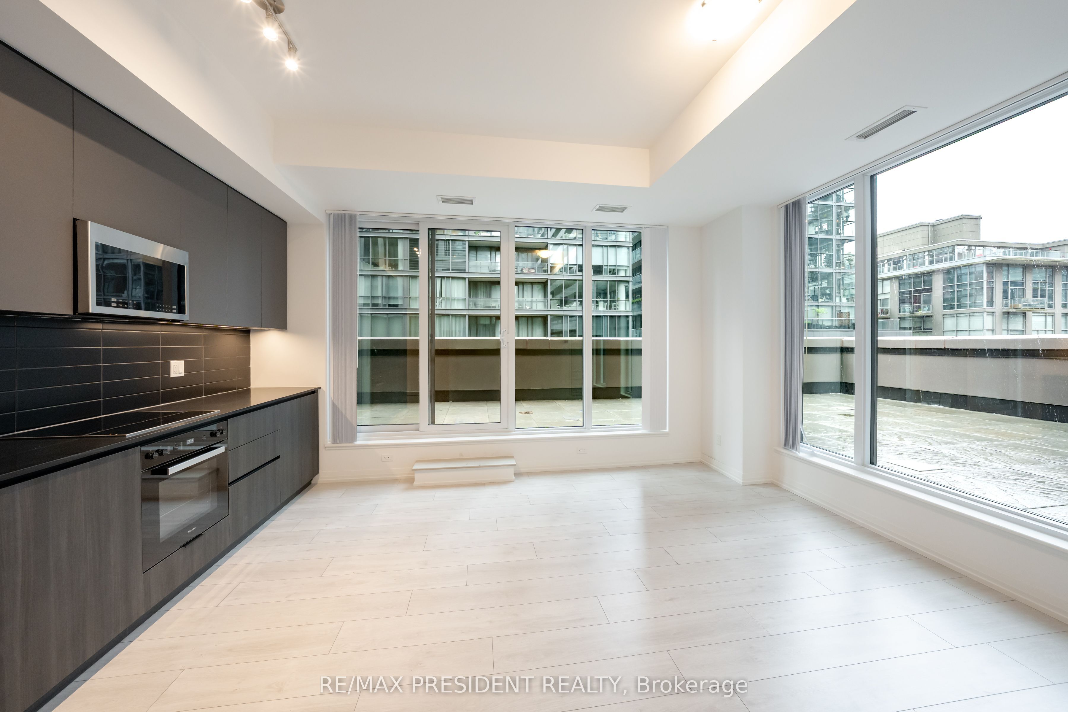 400 King Street W 822, Toronto, ON M5V 1K2 photo 3