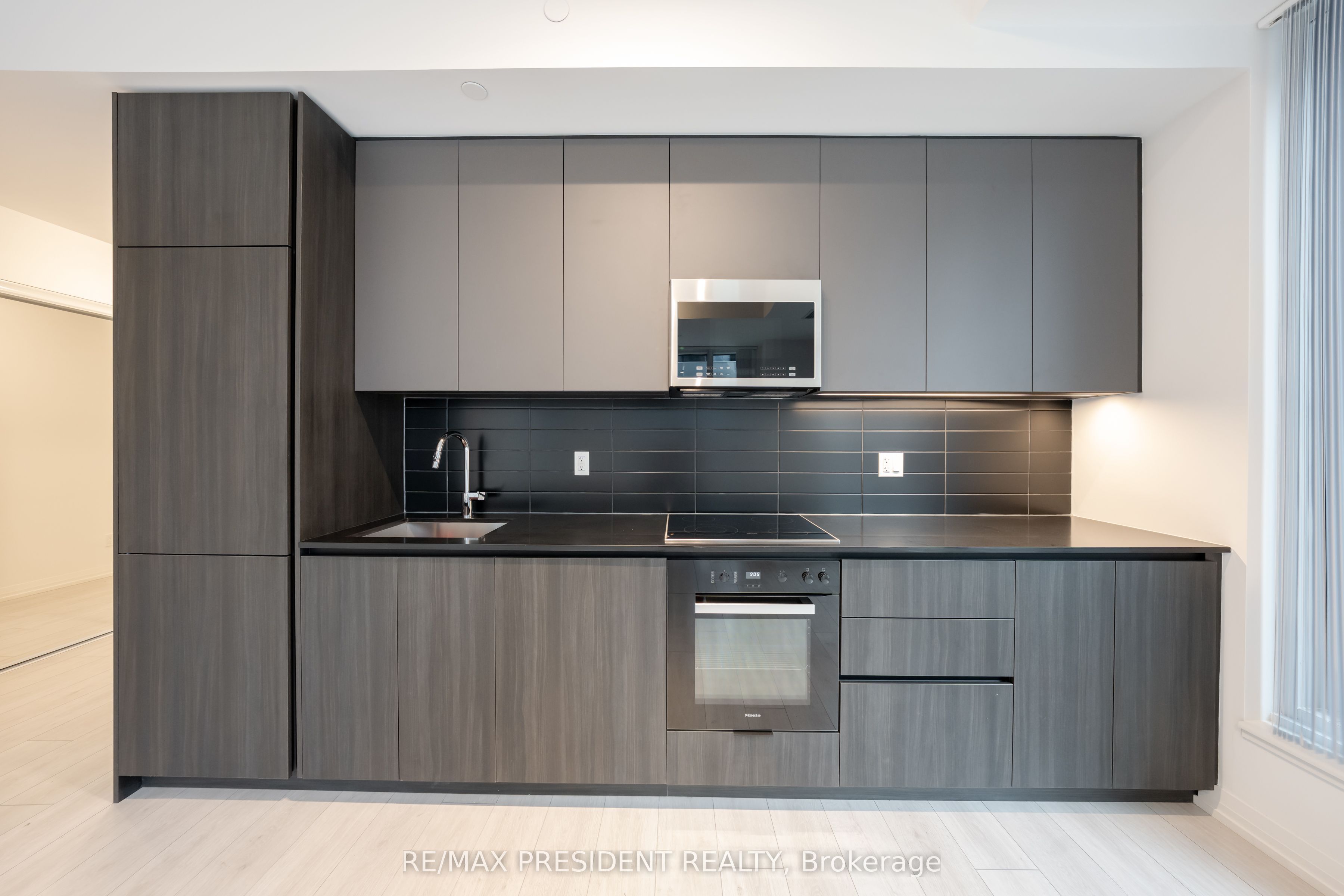 400 King Street W 822, Toronto, ON M5V 1K2 photo 4