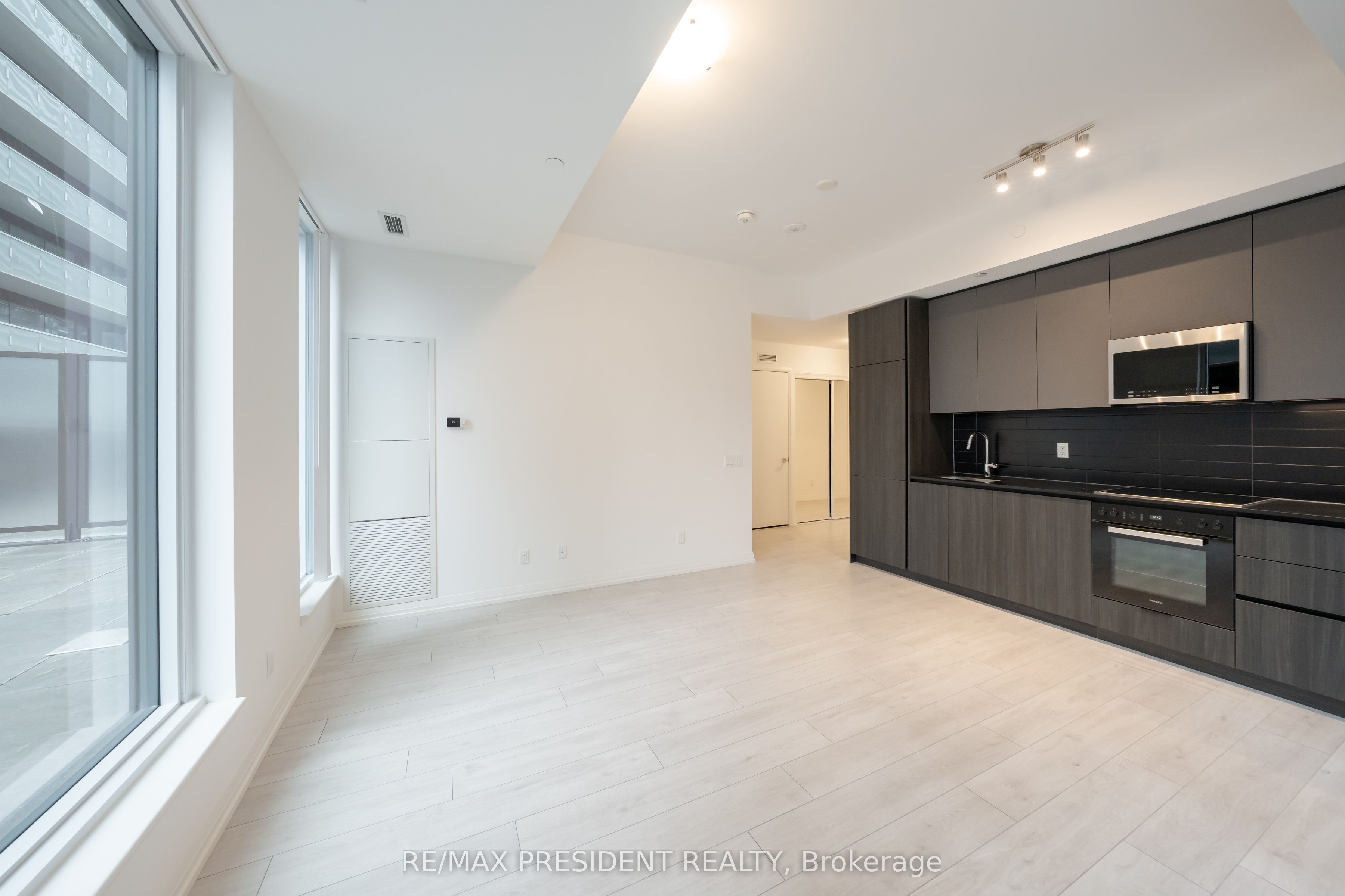 400 King Street W 822, Toronto, ON M5V 1K2 photo 5
