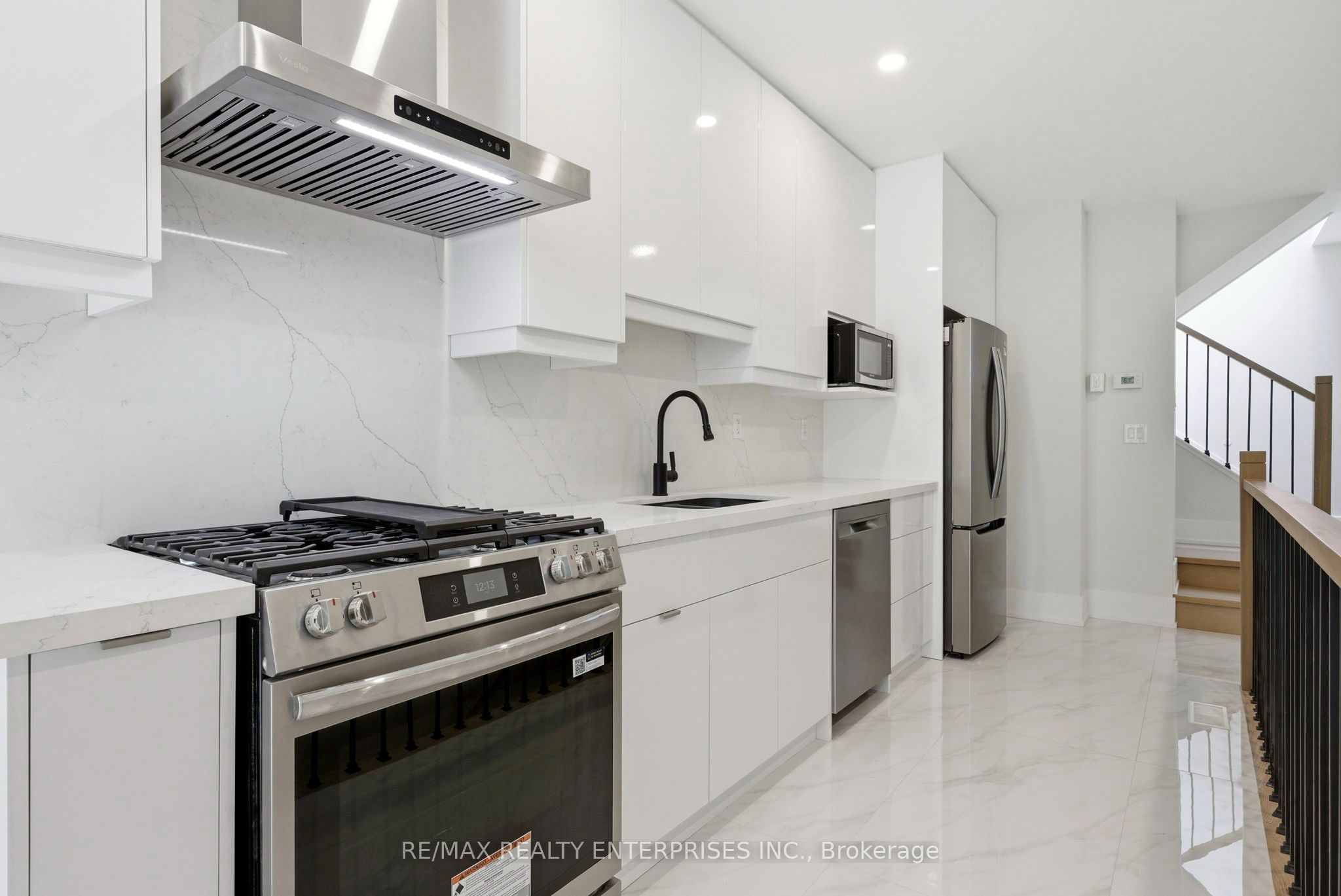 21 Belmont Street S 2, Toronto, ON M5R 1P9 photo 2