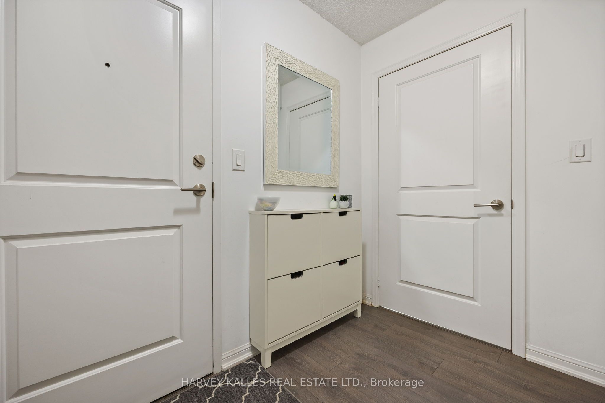 38 Grand Magazine Street 628, Toronto, ON M5V 0B1 photo 2