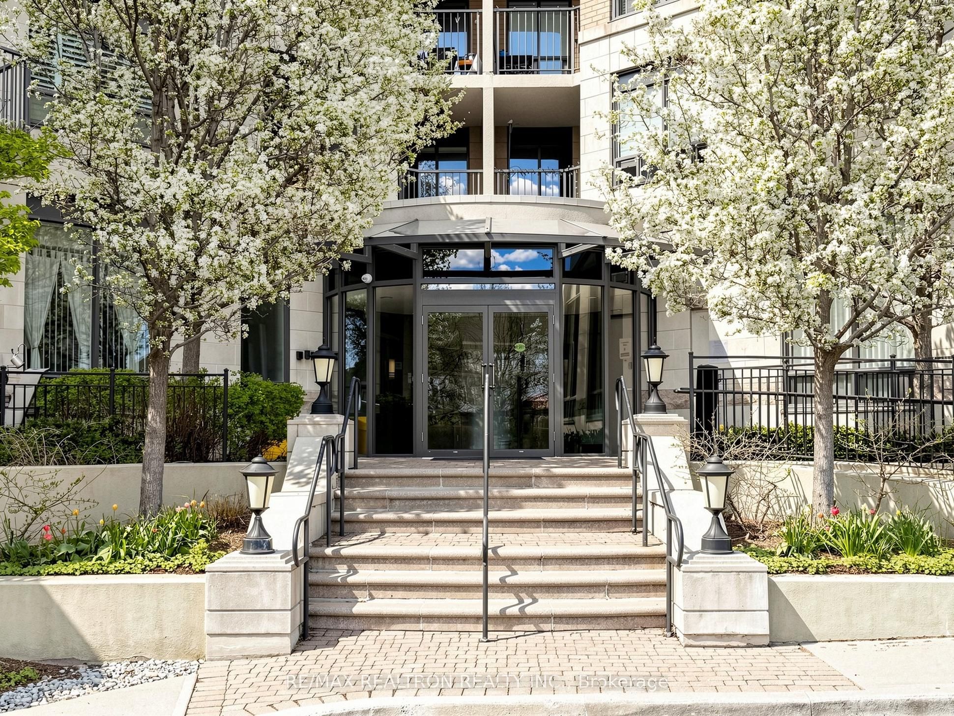 16 Dallimore Circle 414, Toronto, ON M3C 4C4 photo 2