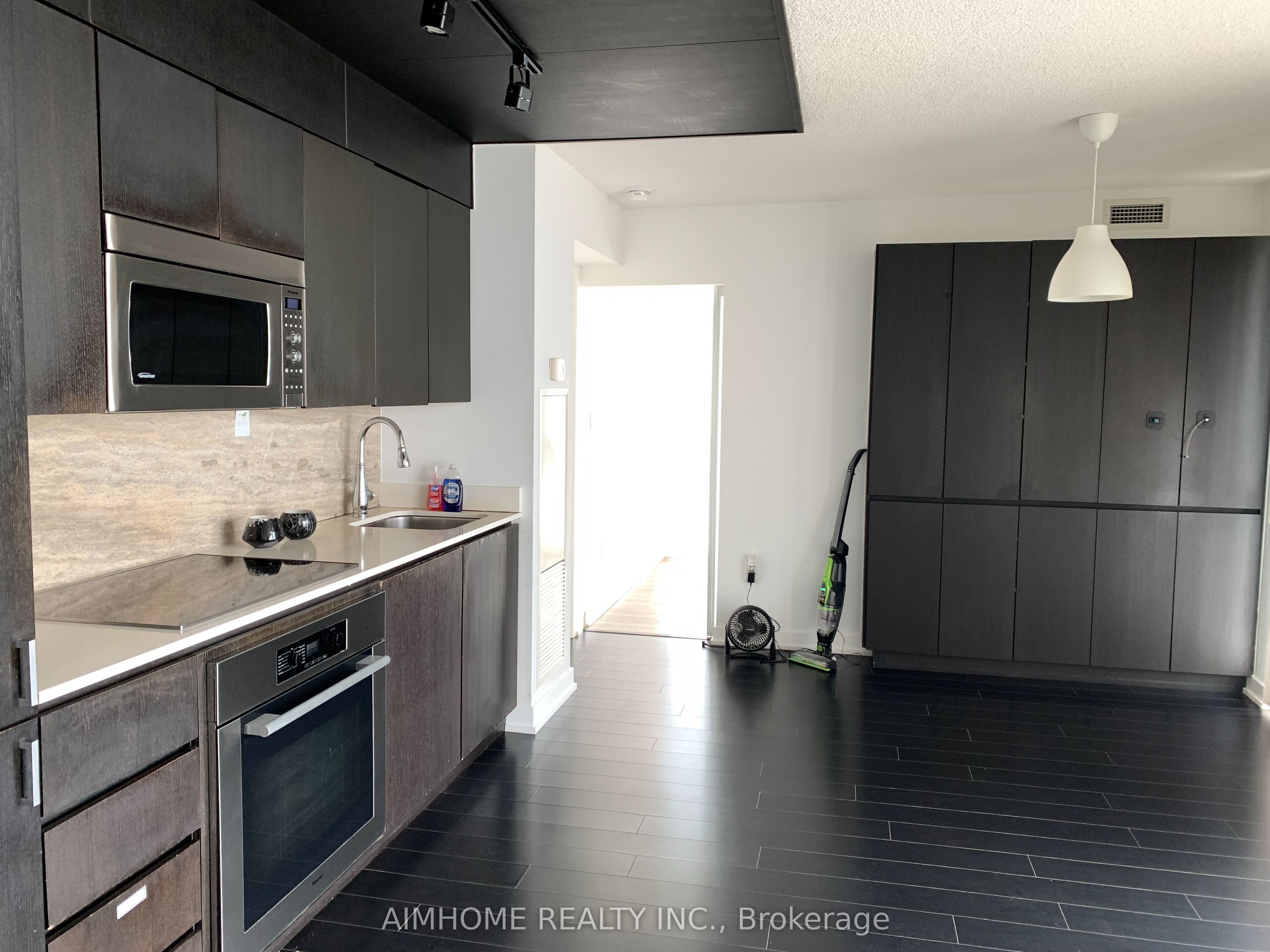 15 Iceboat Terrace 2206, Toronto, ON M5V 4A5 photo 3