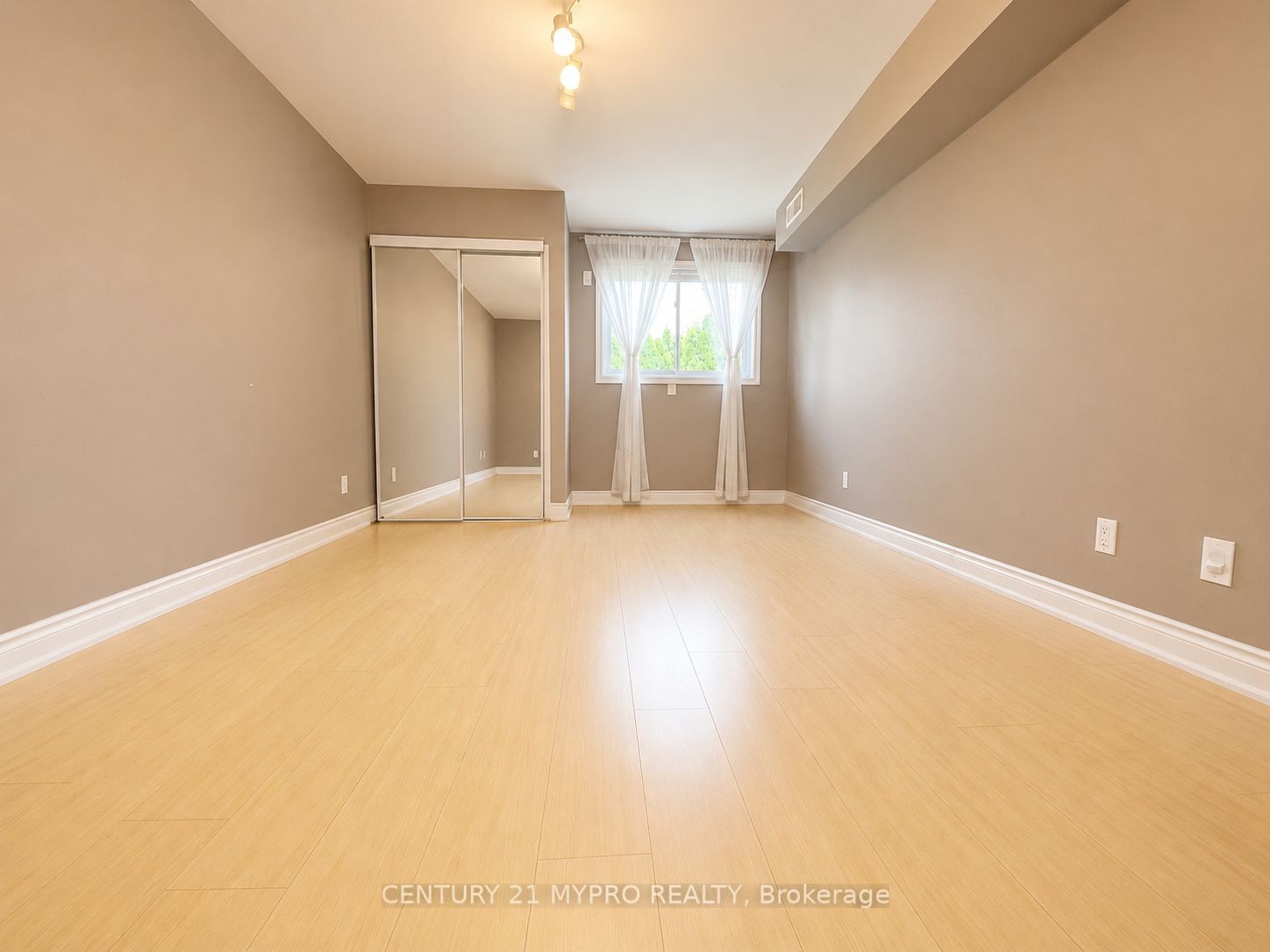 16 North Hills Terrace Lower, Toronto, ON M3C 1M6 photo 3