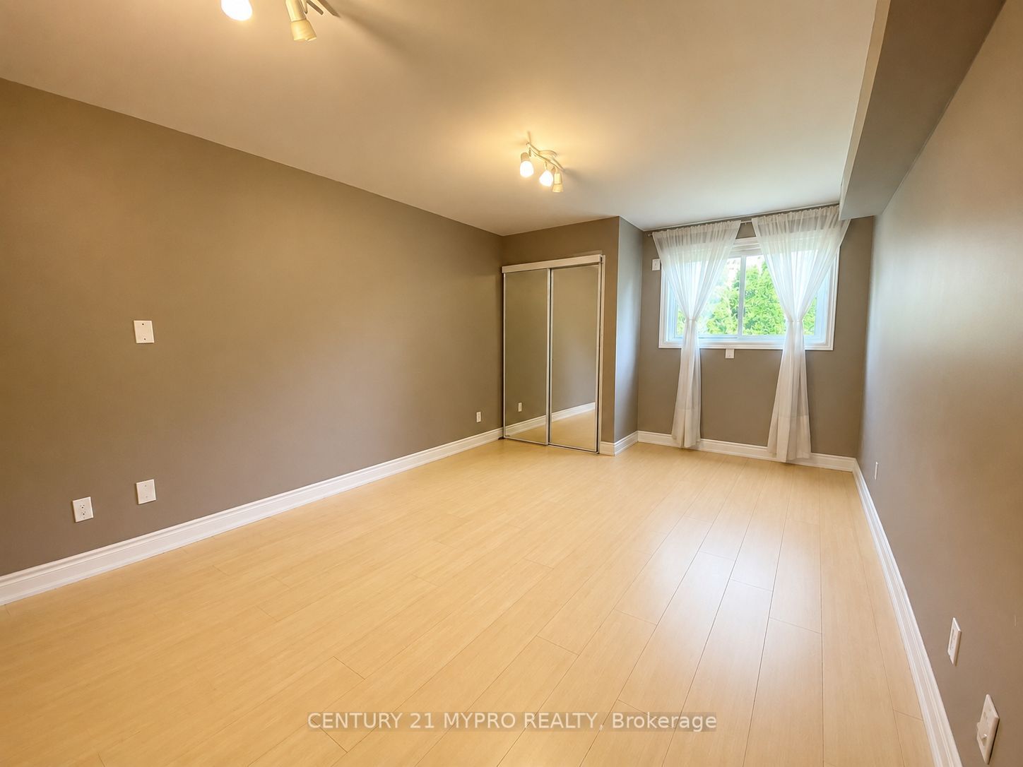 16 North Hills Terrace Lower, Toronto, ON M3C 1M6 photo 4