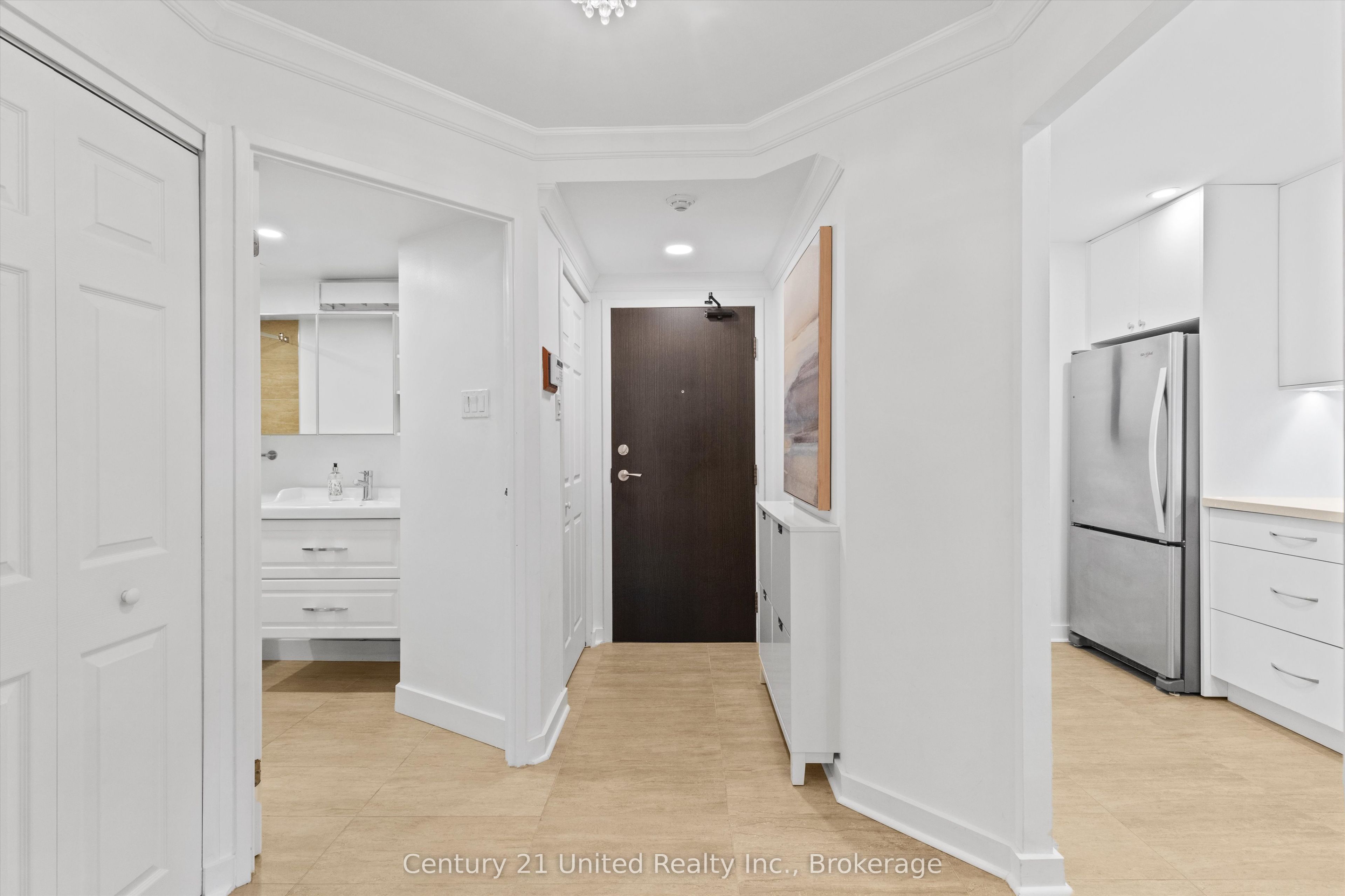 60 Homewood Avenue 504, Toronto, ON M4Y 2X4 photo 3