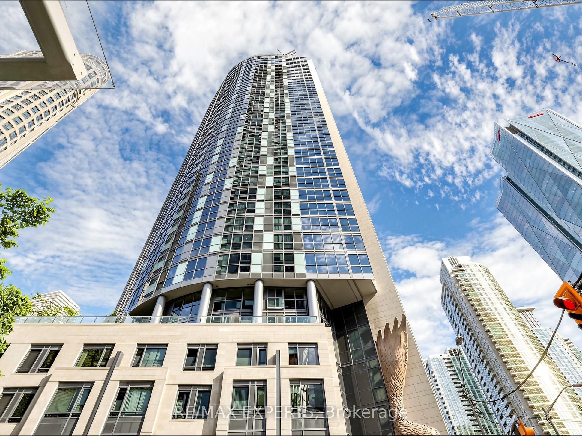 1 The Esplanade Drive 2305, Toronto, ON M5E 0A8 photo 2