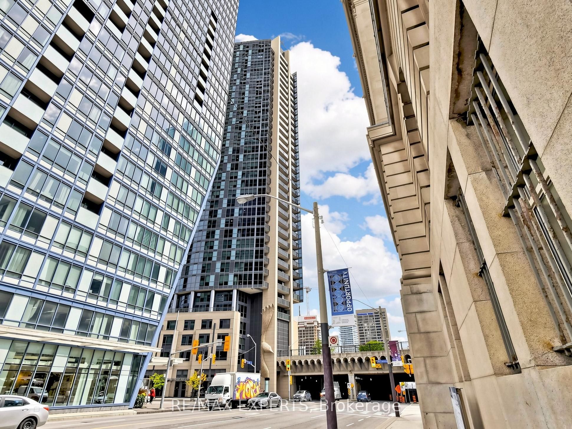1 The Esplanade Drive 2305, Toronto, ON M5E 0A8 photo 3