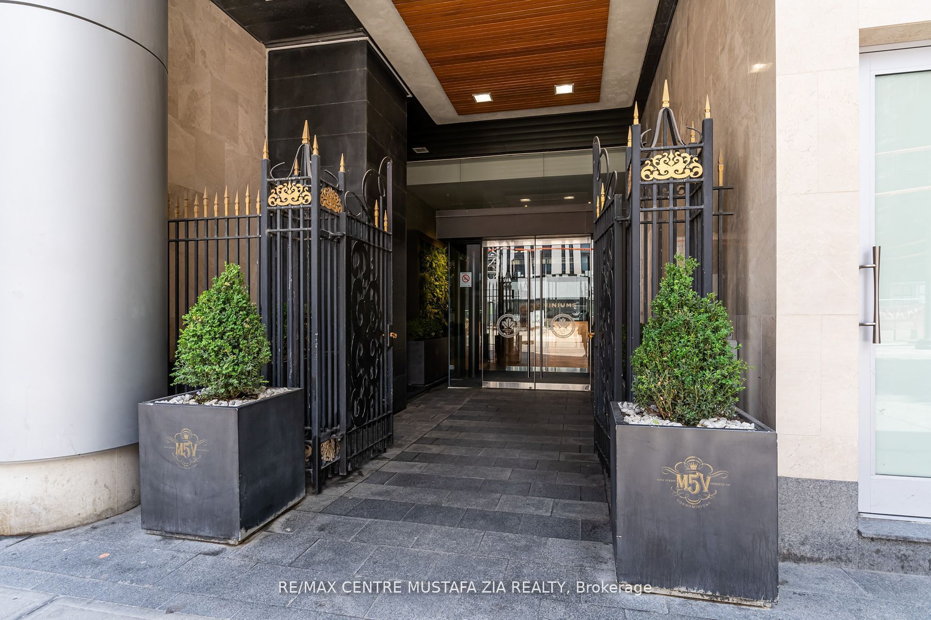 375 King Street W 1910, Toronto, ON M5V 1K1 photo 5