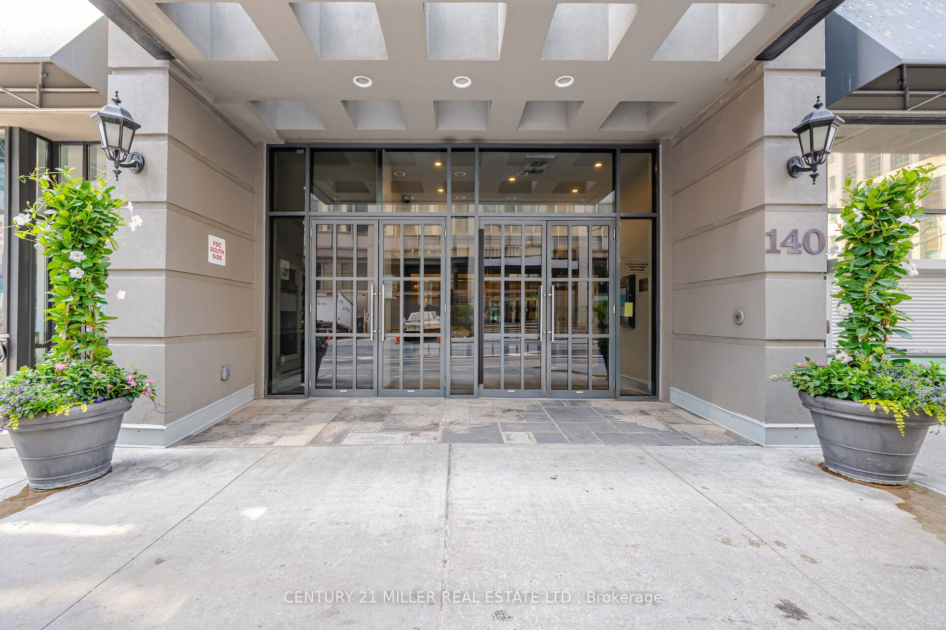 140 Simcoe Road -12, Toronto, ON M5H 4E9 photo 2