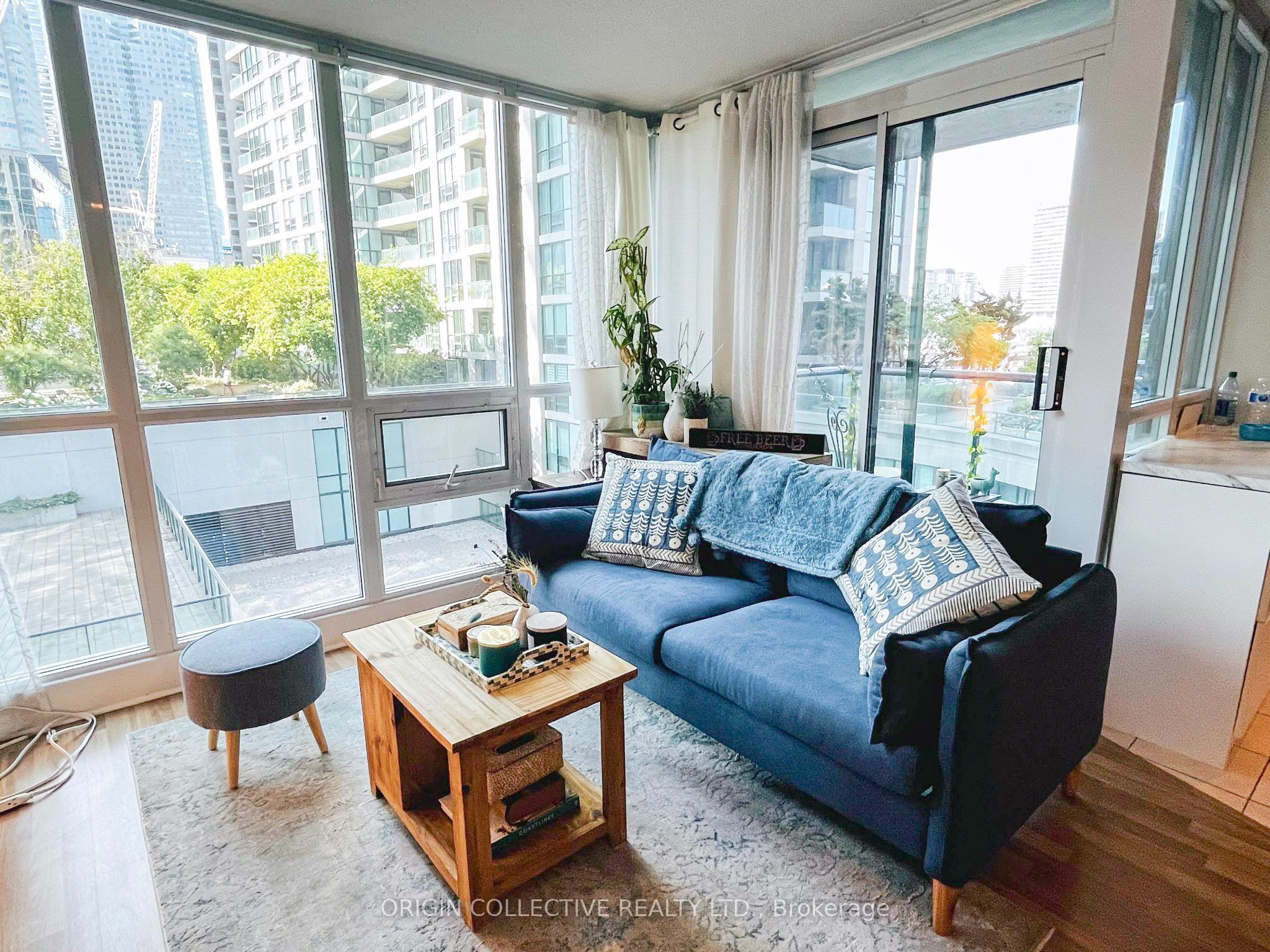 12 Yonge Street 602, Toronto, ON M5E 1Z9
