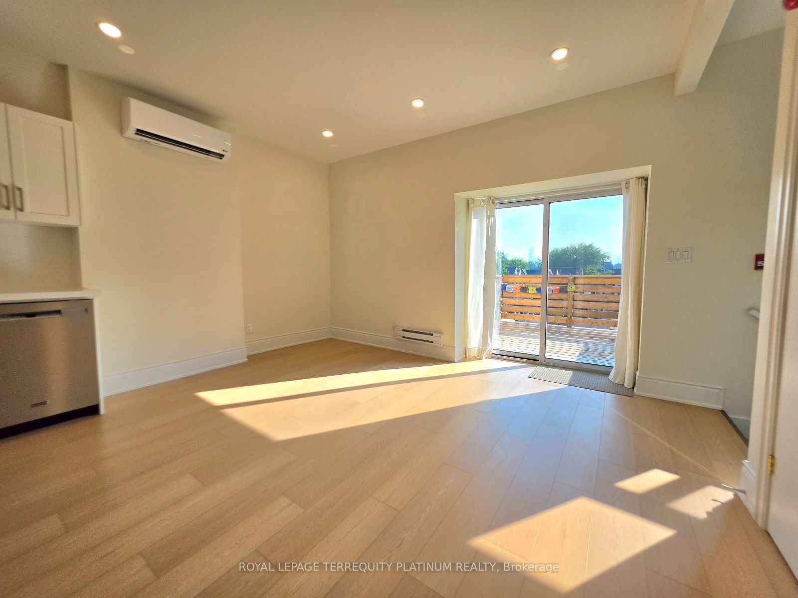 11 Beaconsfield Avenue 6, Toronto, ON M6J 3J1 photo 2