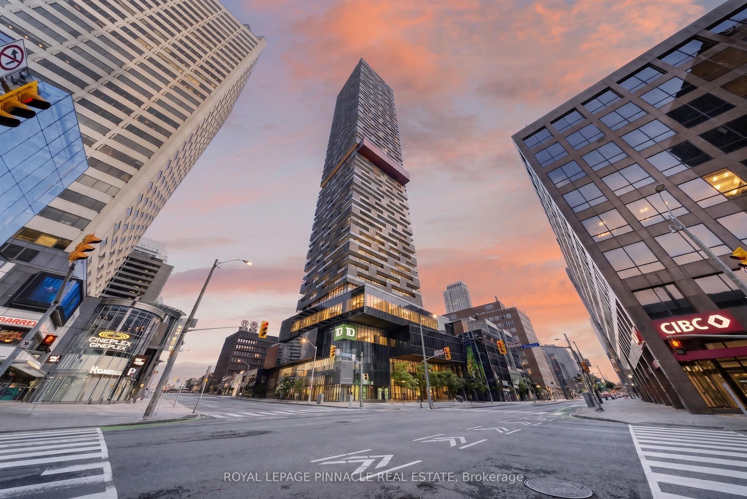 8 Eglinton Avenue E 2002, Toronto, ON M4P 0C1