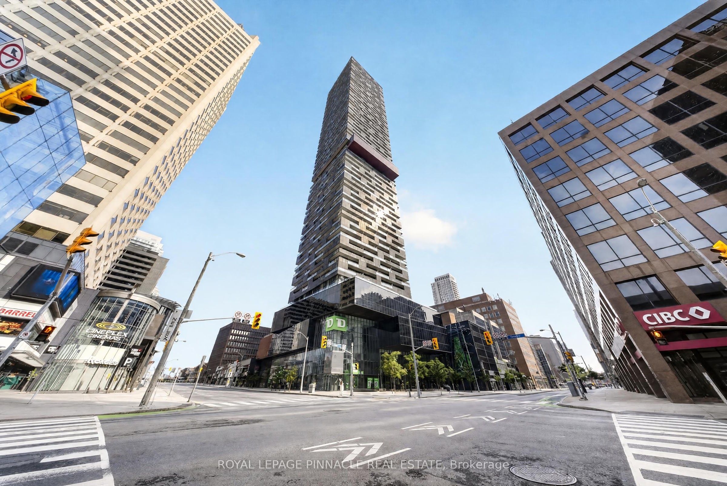 8 Eglinton Avenue E 2002, Toronto, ON M4P 0C1 photo 2