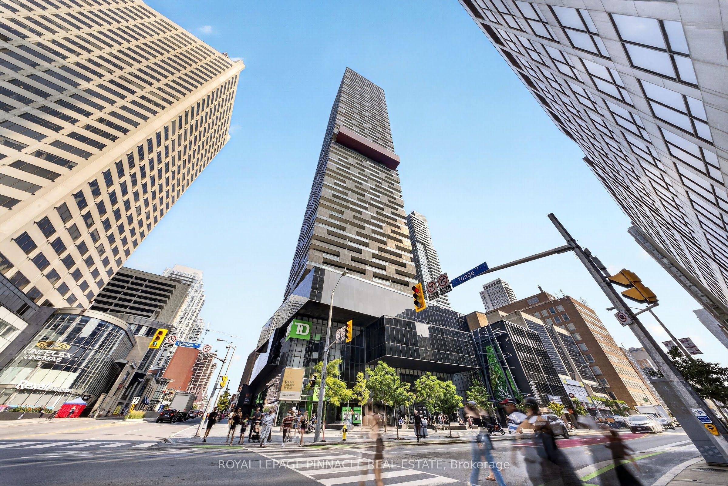 8 Eglinton Avenue E 2002, Toronto, ON M4P 0C1 photo 3