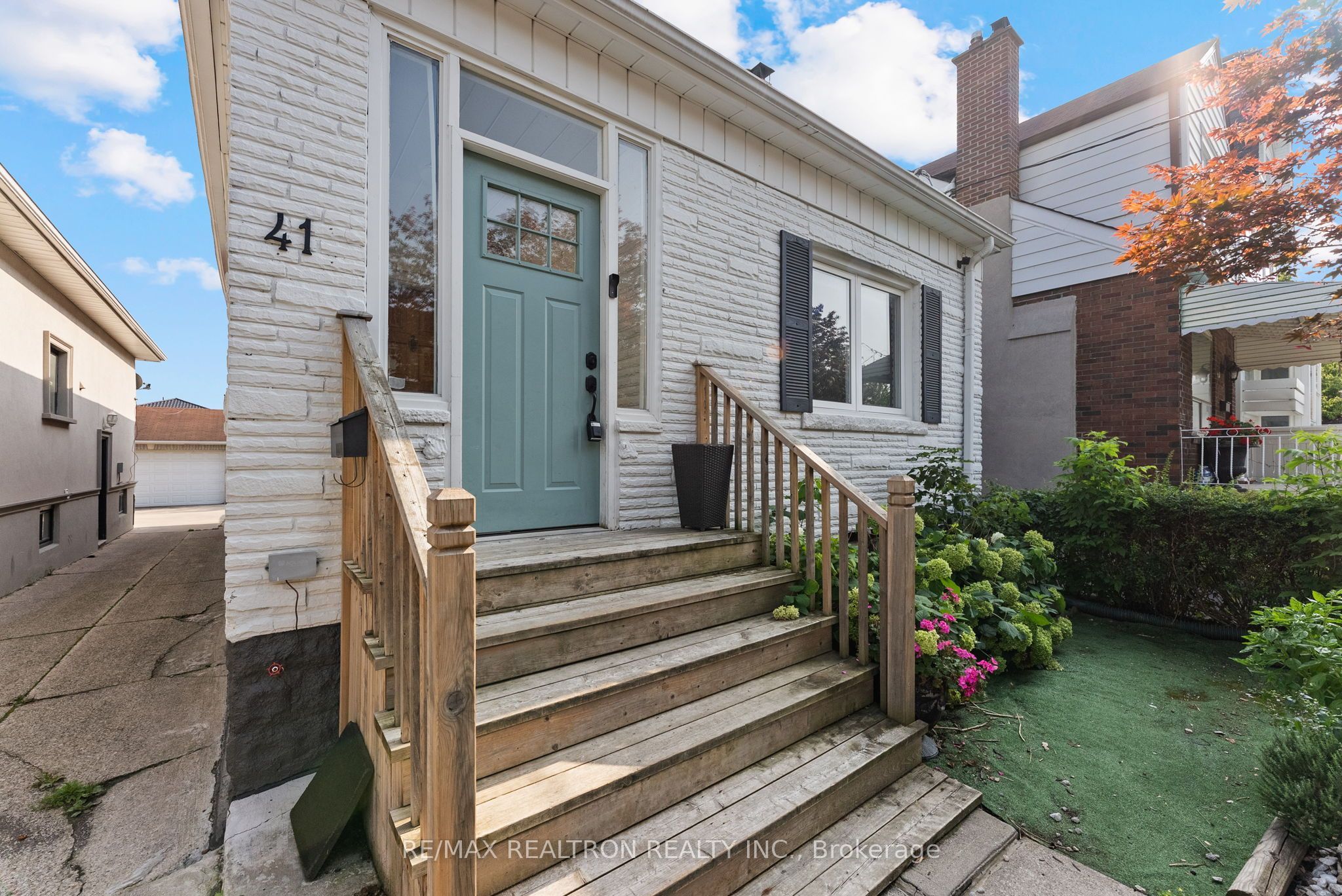 41 Ashbury Avenue, Toronto, ON M6E 1V6 photo 2