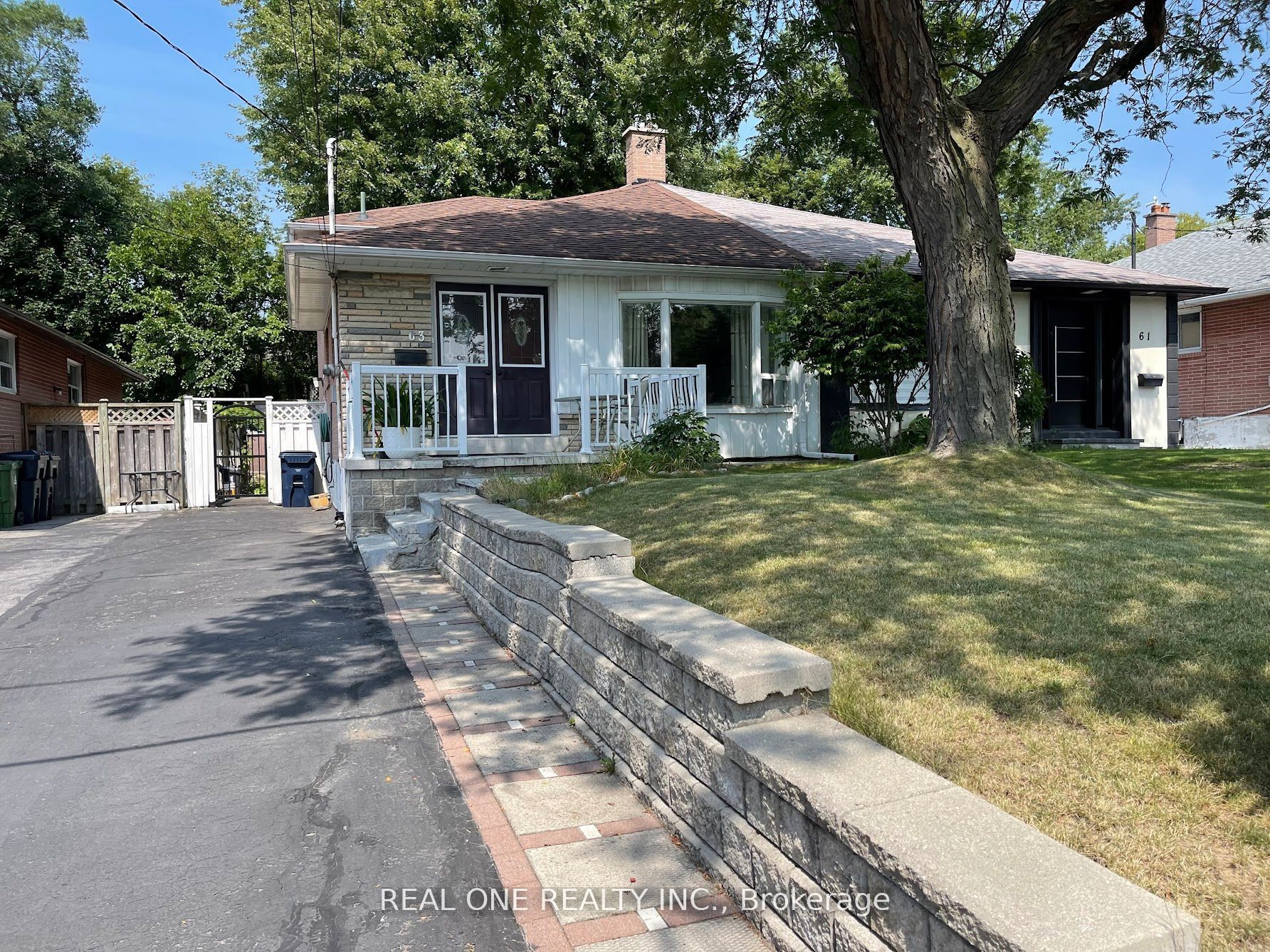 63 Sundial Crescent 2 Bedrooms, Toronto, ON M4A 2J7