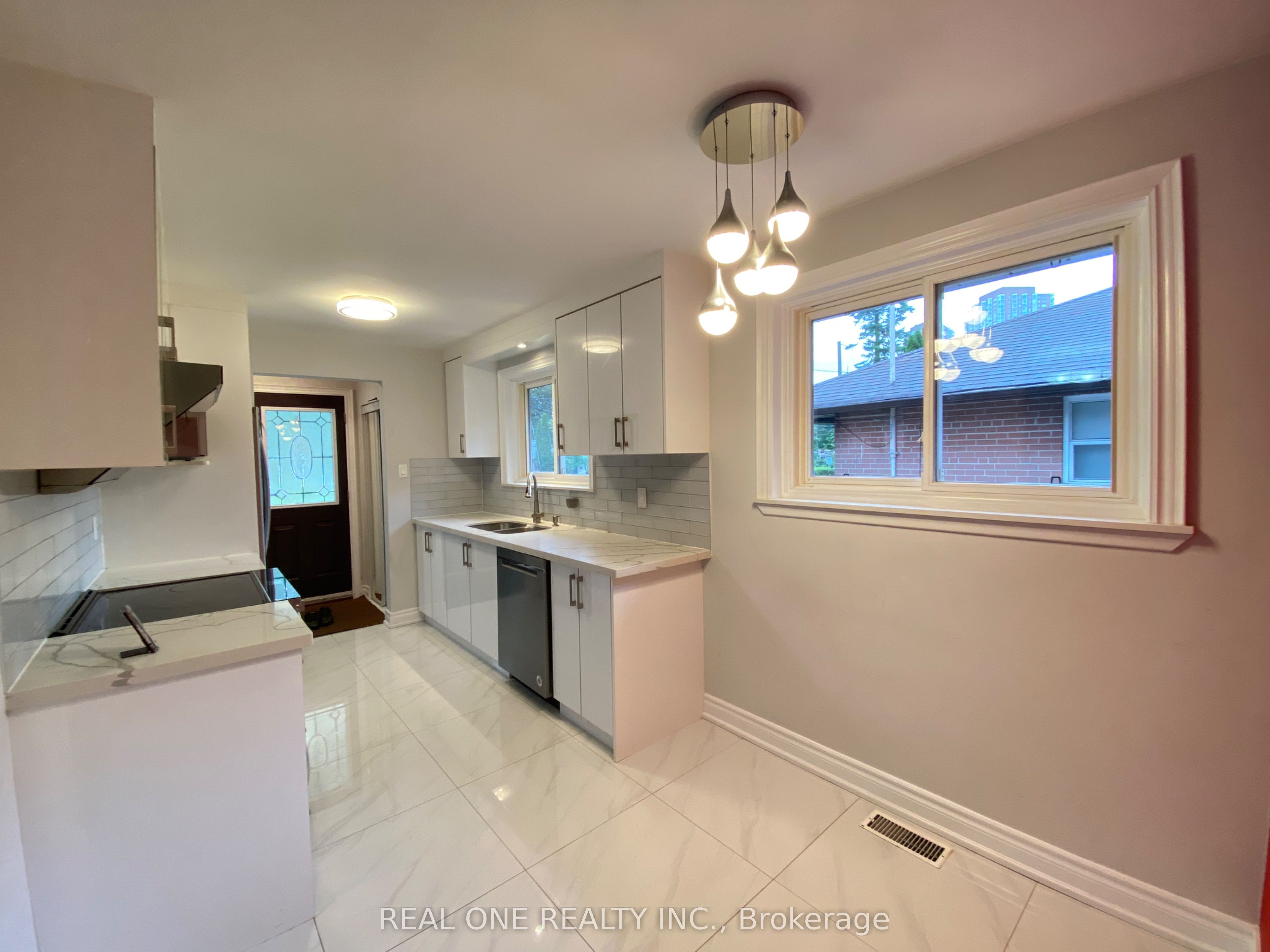 63 Sundial Crescent 2 Bedrooms, Toronto, ON M4A 2J7 photo 4