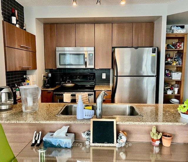 11 Brunel Court 1810, Toronto, ON M5V 3Y3 photo 4