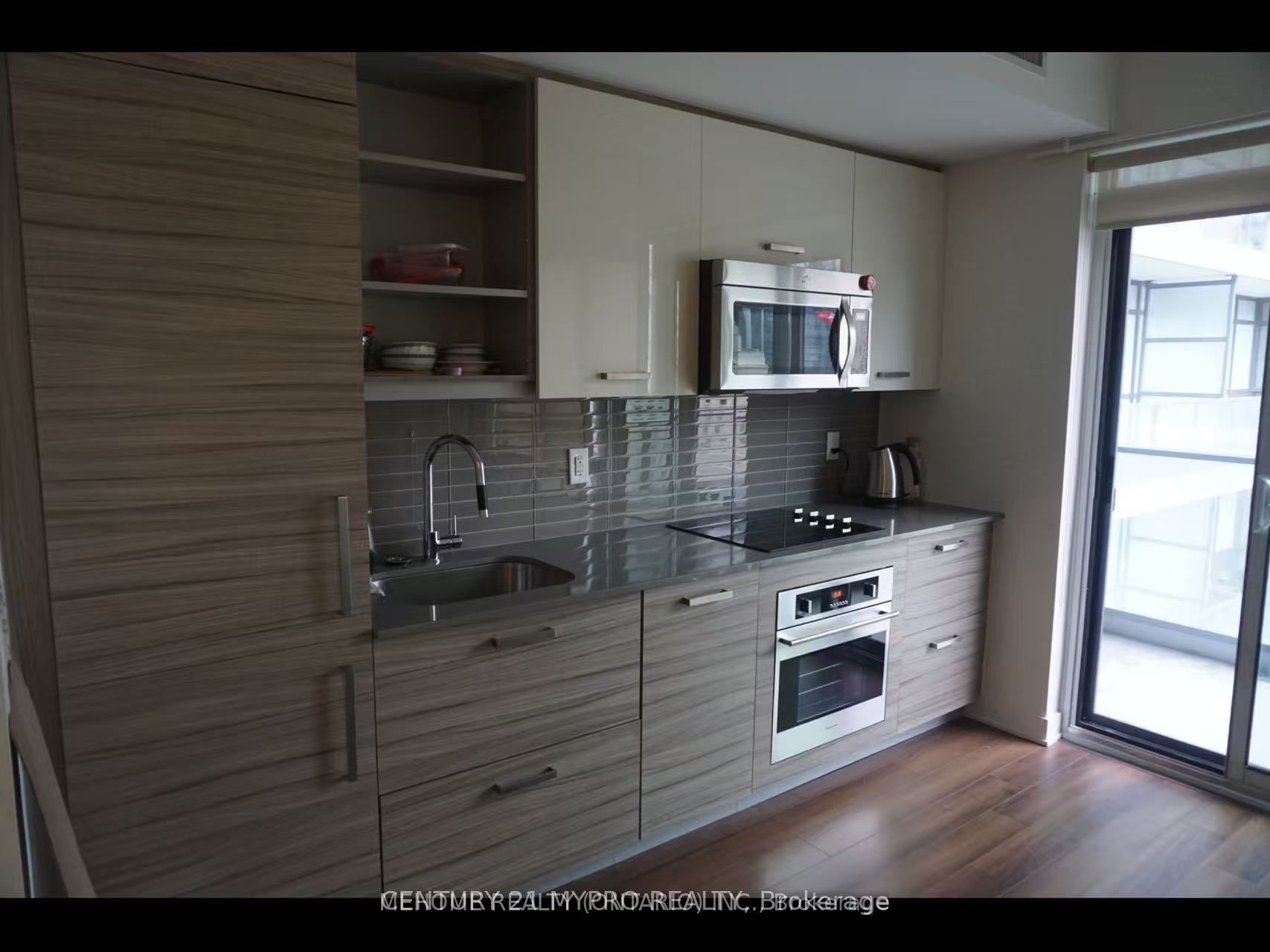 210 Simcoe Street 1802, Toronto, ON M5T 0A9 photo 3