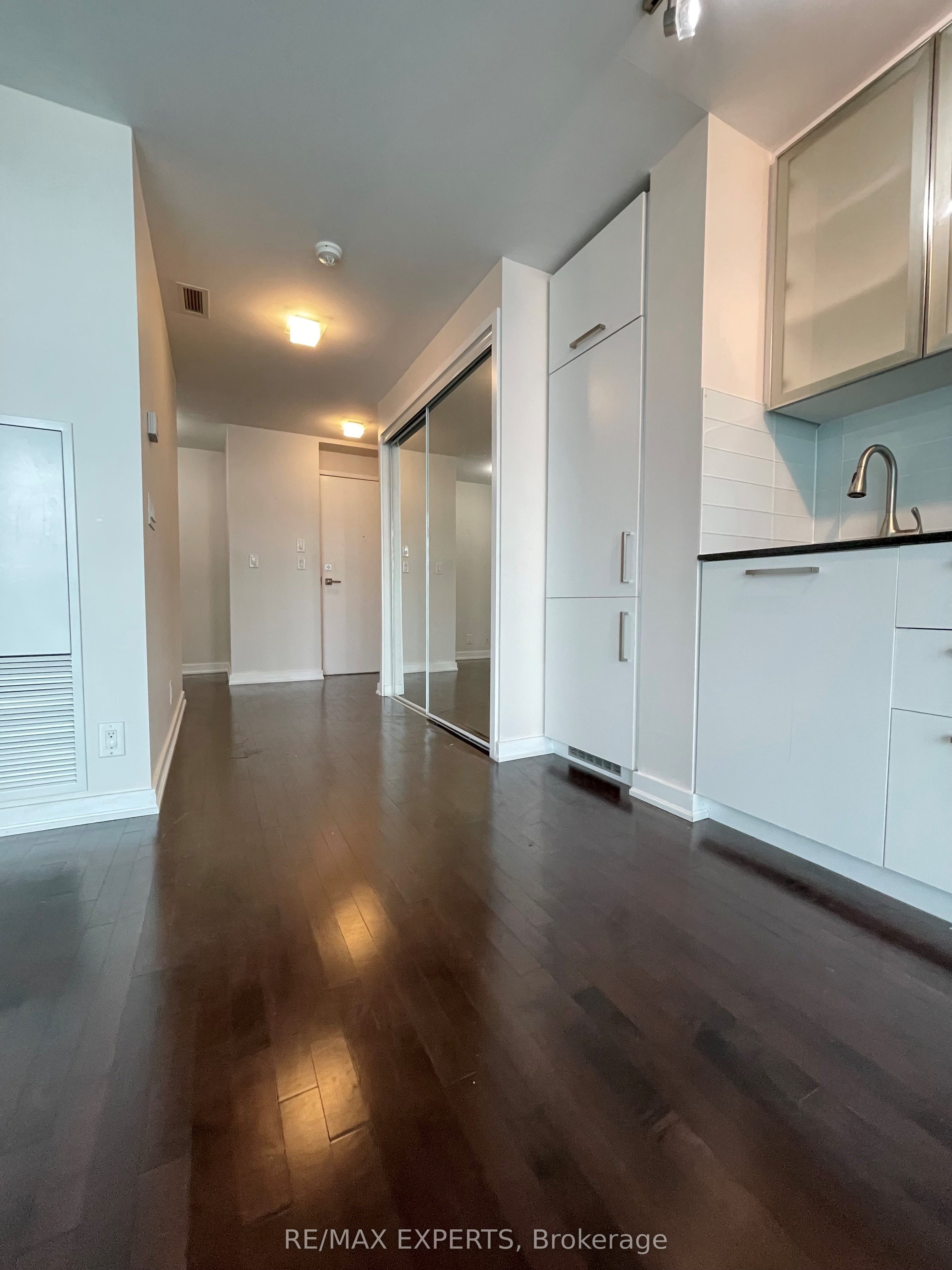 14 York Street 1212, Toronto, ON M5J 0A9 photo 3