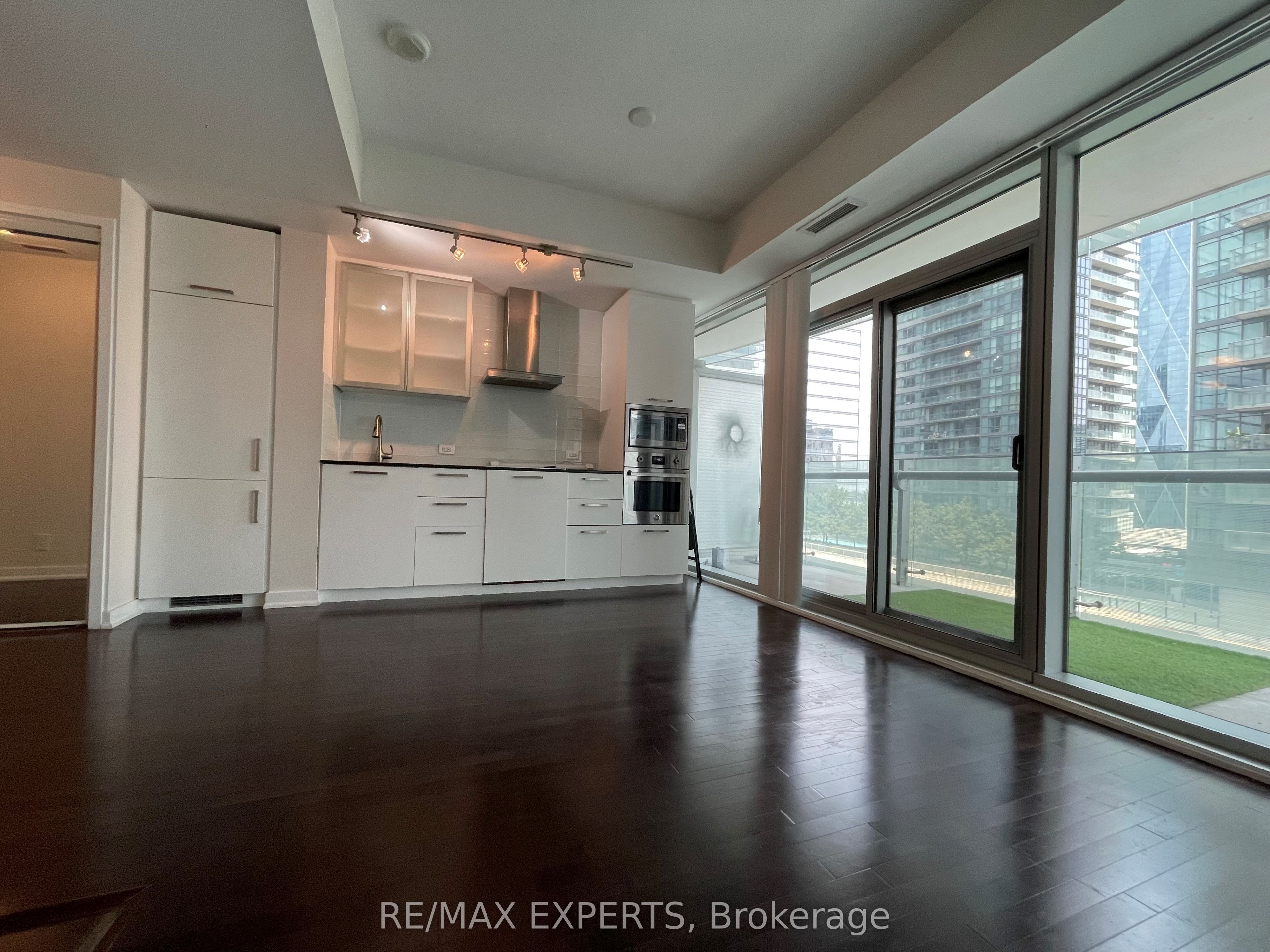 14 York Street 1212, Toronto, ON M5J 0A9 photo 5